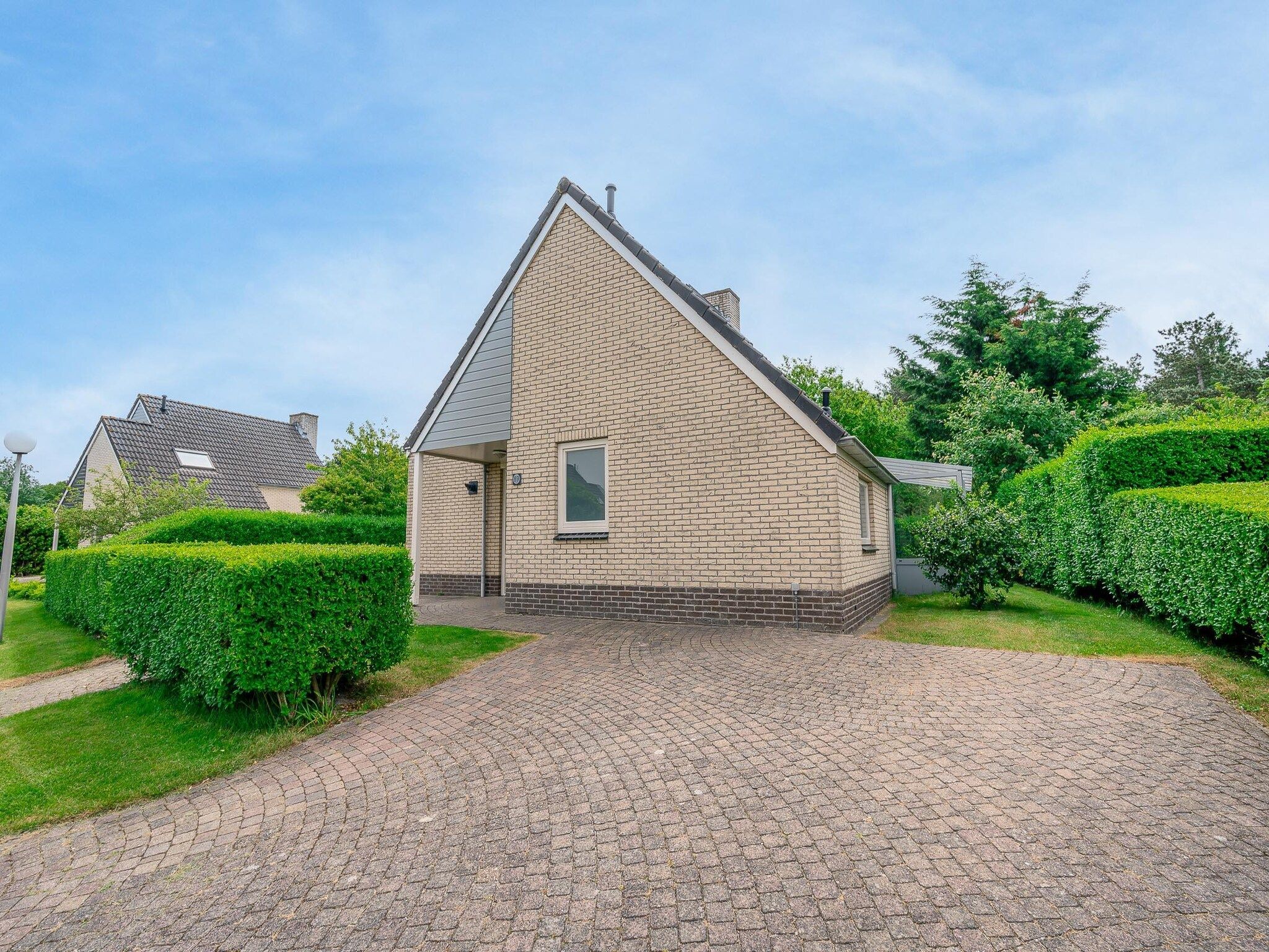 De buitenkant van Kamperfoelie 89 in De Koog