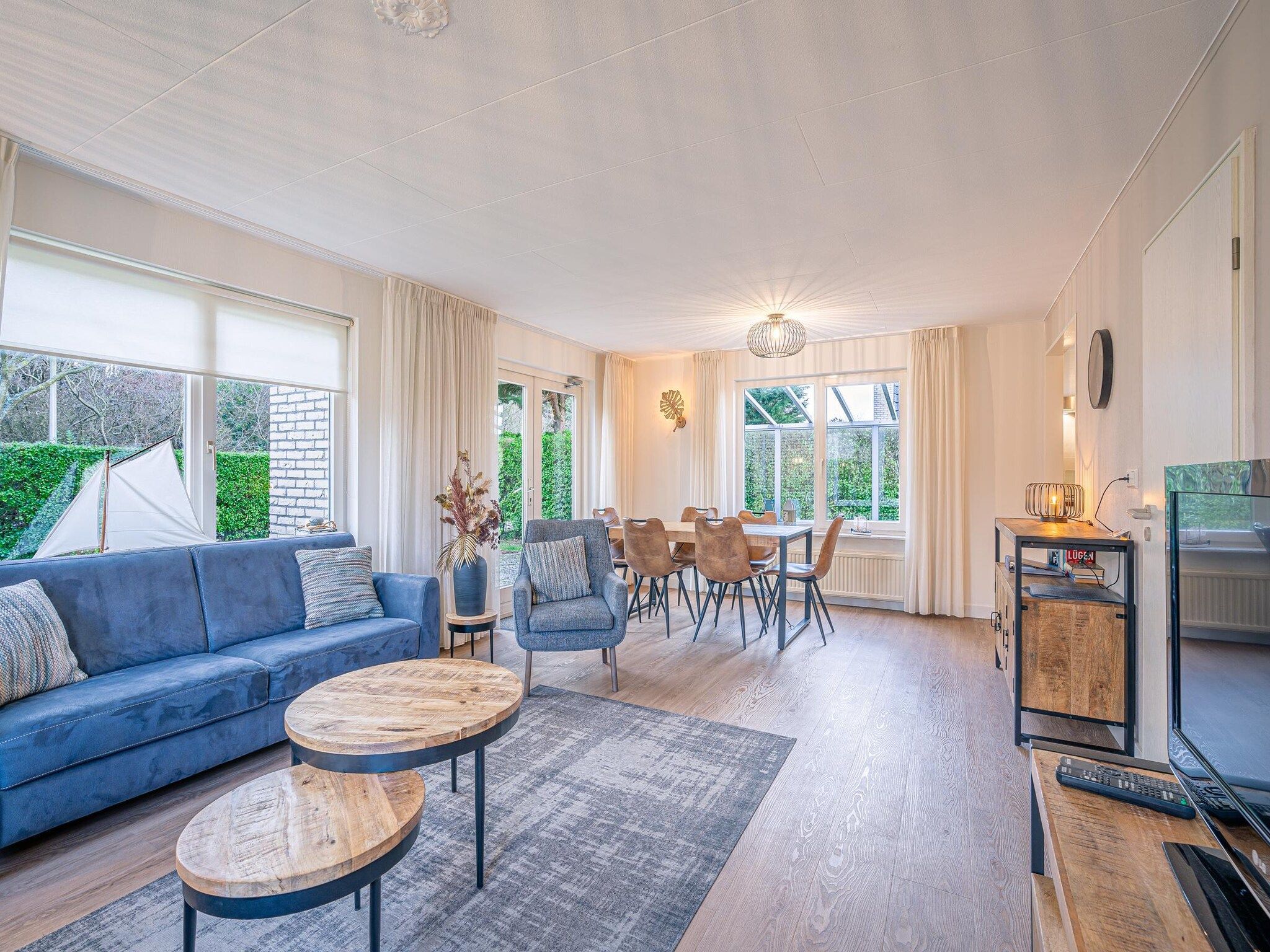 De woonkamer van Kamperfoelie 89 in De Koog