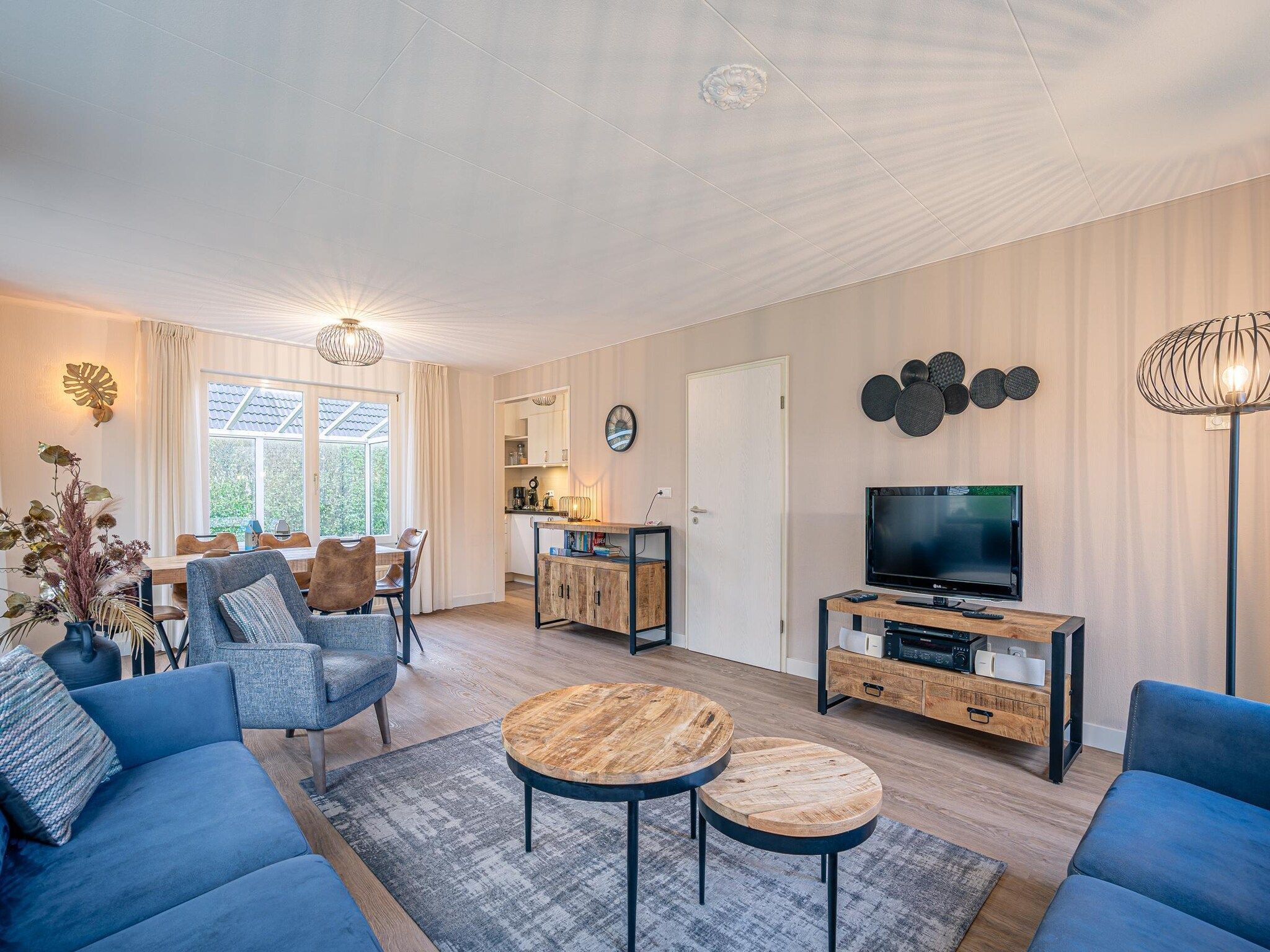 De woonkamer van Kamperfoelie 89 in De Koog