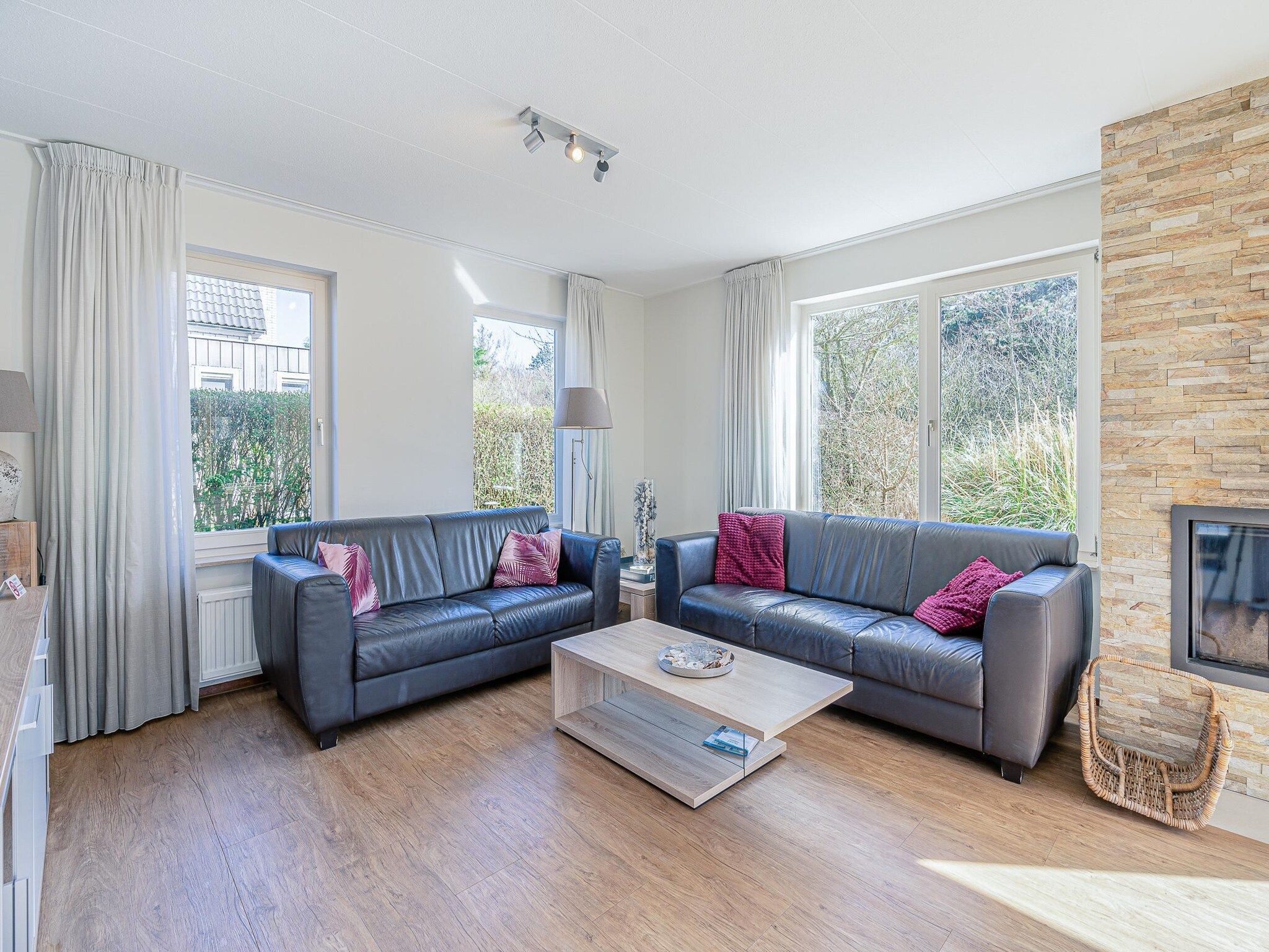 De woonkamer van Kamperfoelie 95 in De Koog