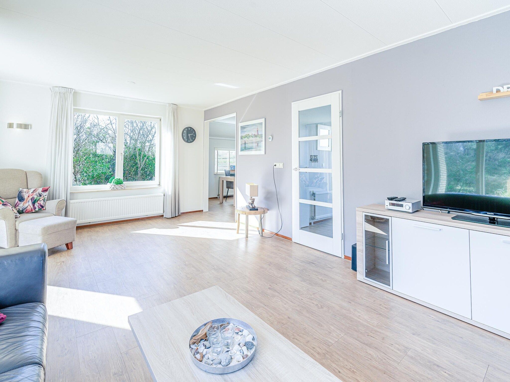 De woonkamer van Kamperfoelie 95 in De Koog