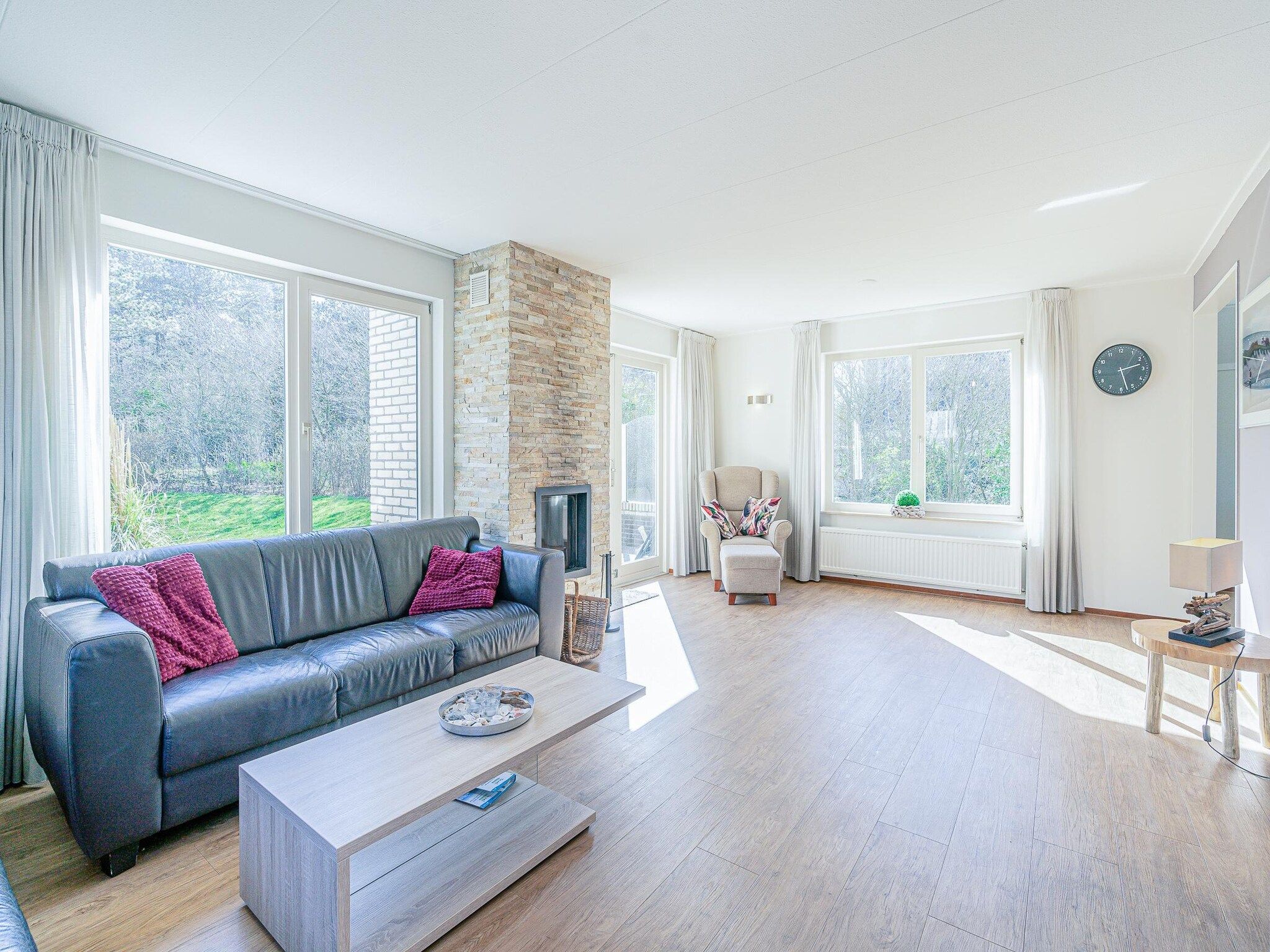 De woonkamer van Kamperfoelie 95 in De Koog