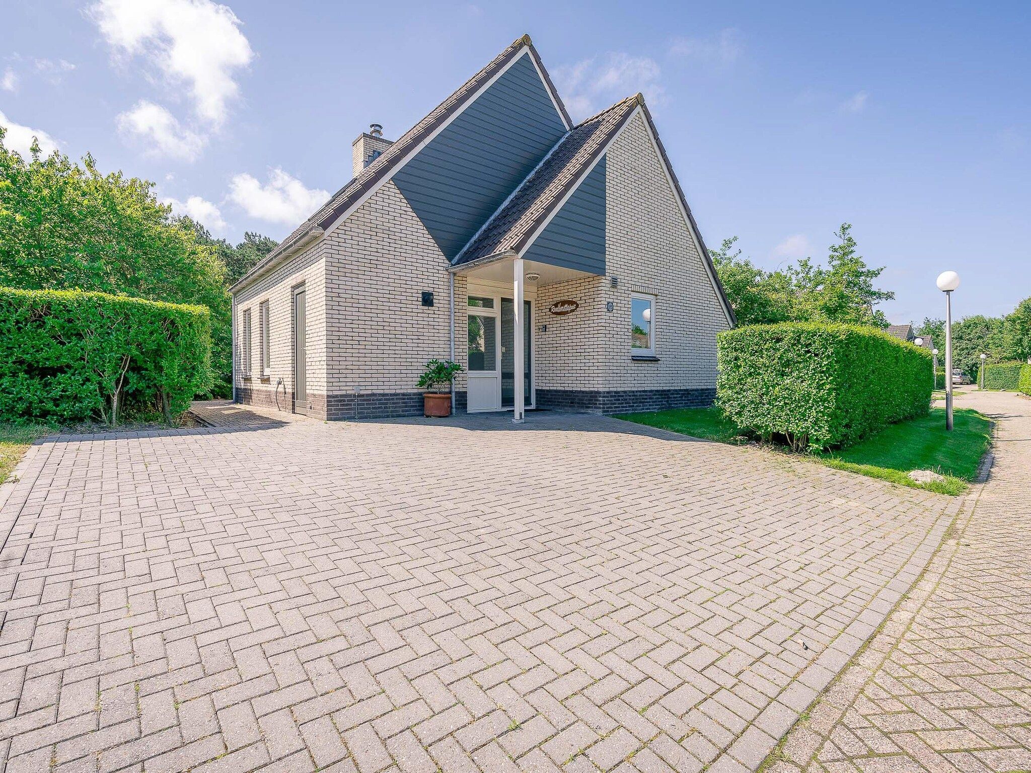 De buitenkant van Kamperfoelie 95 in De Koog