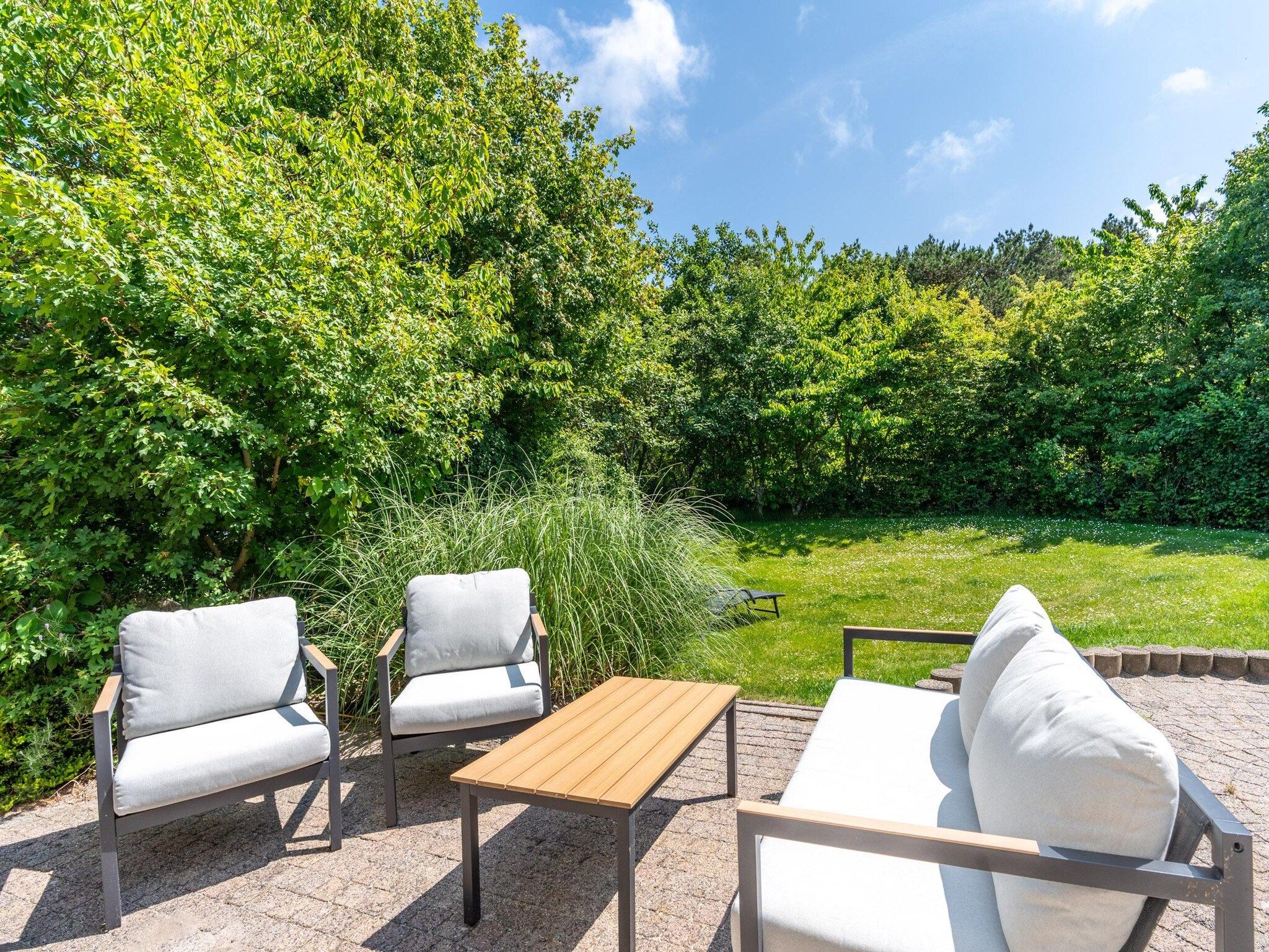 Het terras van Kamperfoelie 95 in De Koog