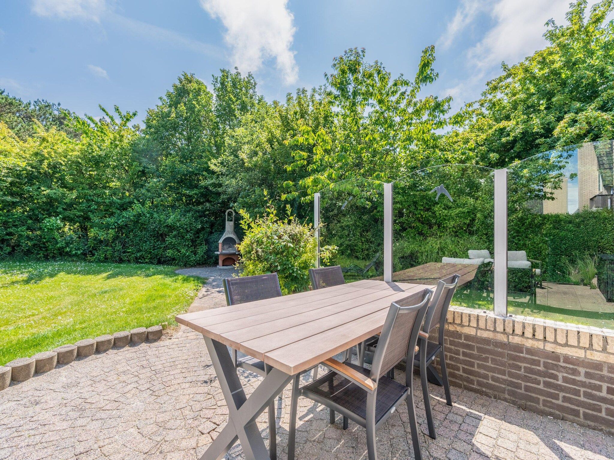 Het terras van Kamperfoelie 95 in De Koog