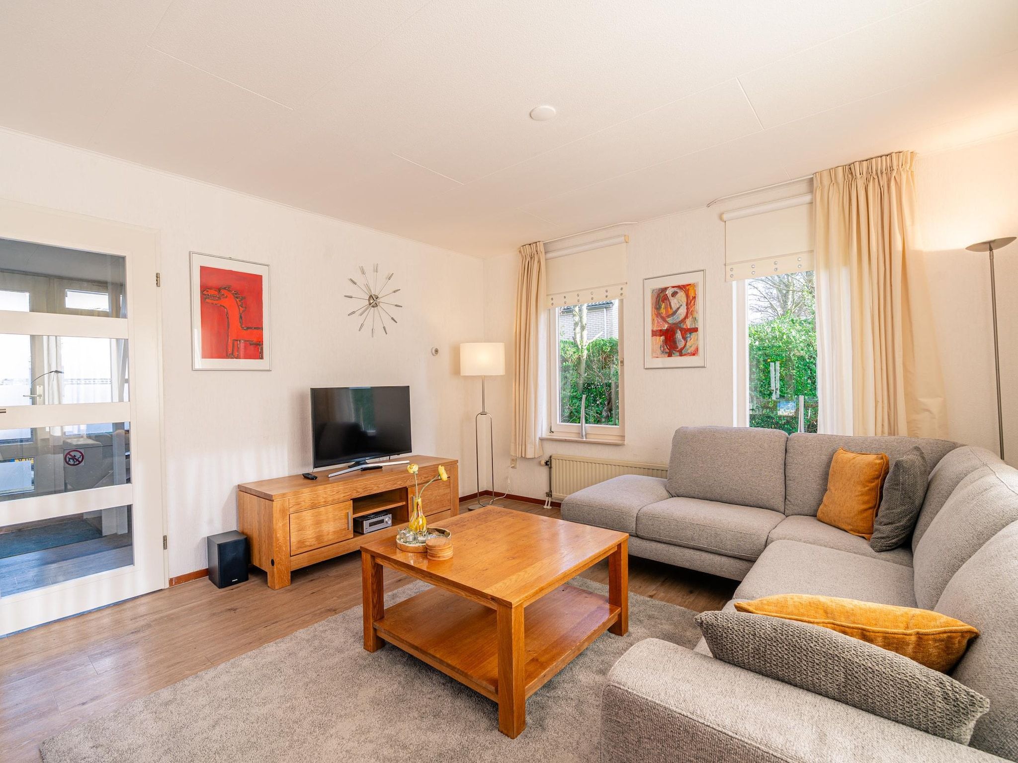 De woonkamer van Kamperfoelie 61 in De Koog