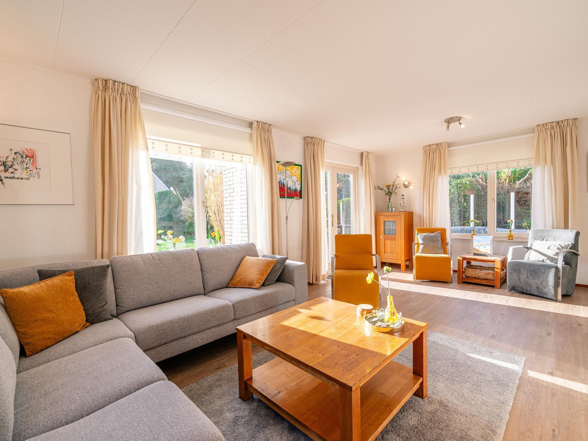 De woonkamer van Kamperfoelie 61 in De Koog