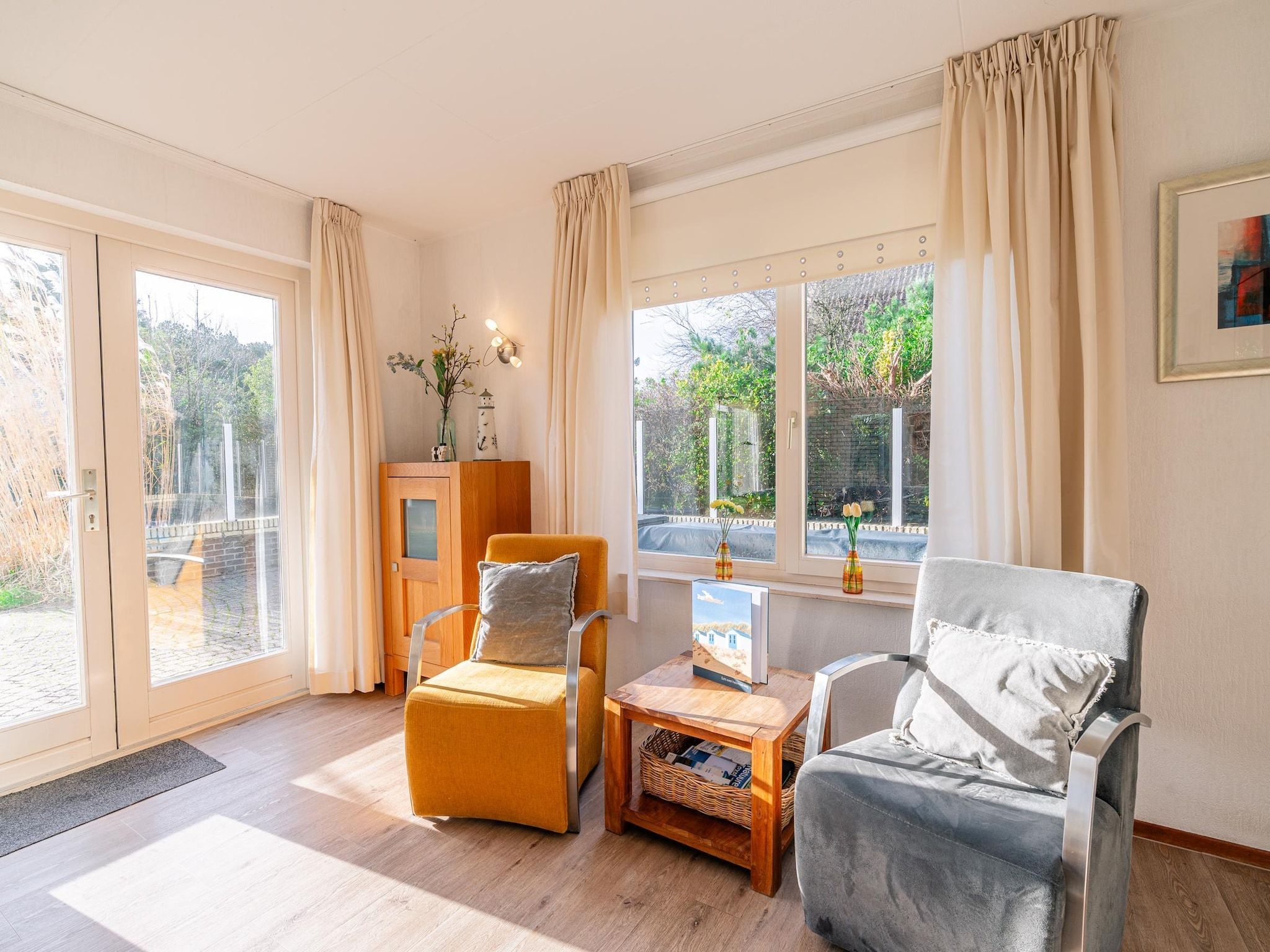 De woonkamer van Kamperfoelie 61 in De Koog