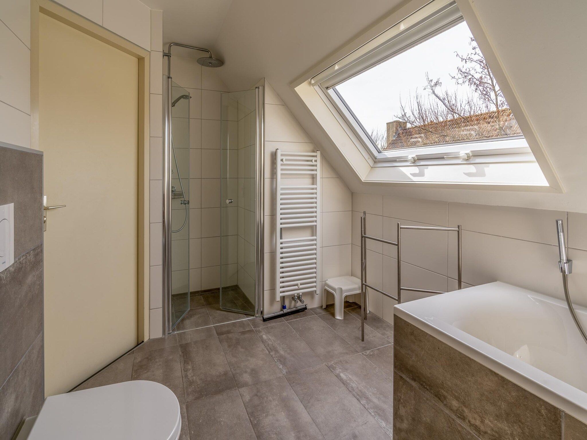 De badkamer van Kamperfoelie 65 in De Koog