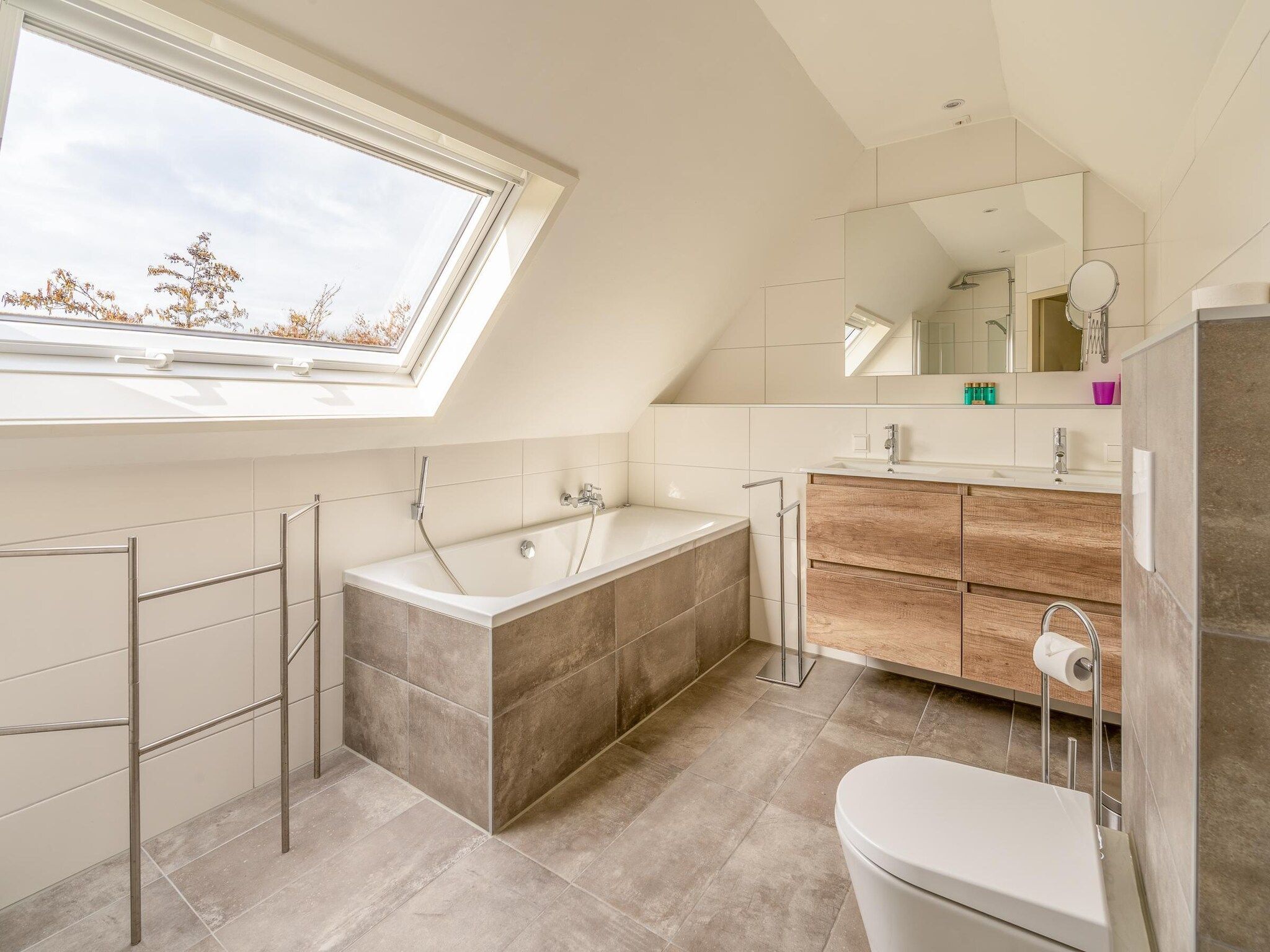 De badkamer van Kamperfoelie 65 in De Koog