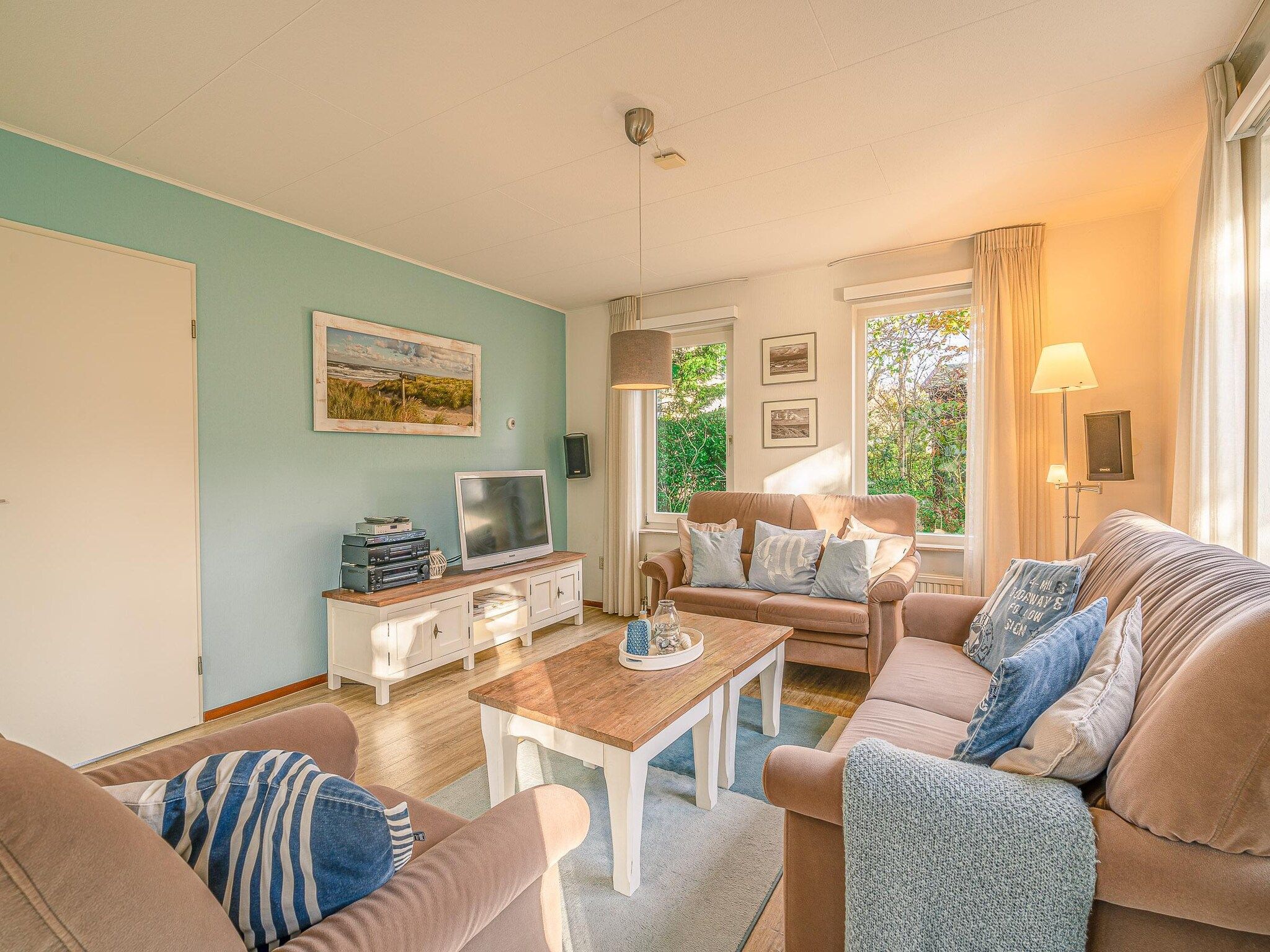 De woonkamer van Kamperfoelie 65 in De Koog