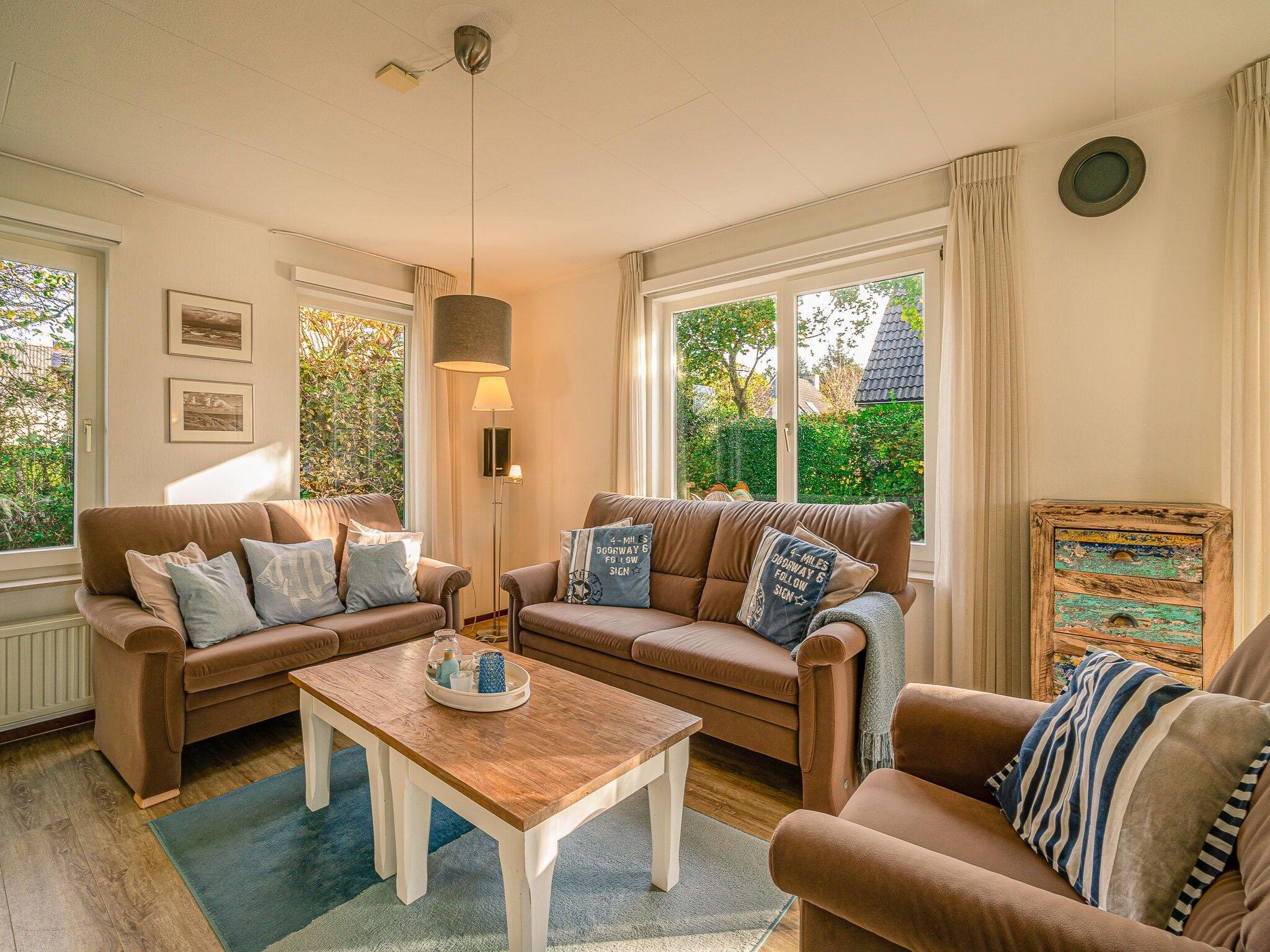 De woonkamer van Kamperfoelie 65 in De Koog