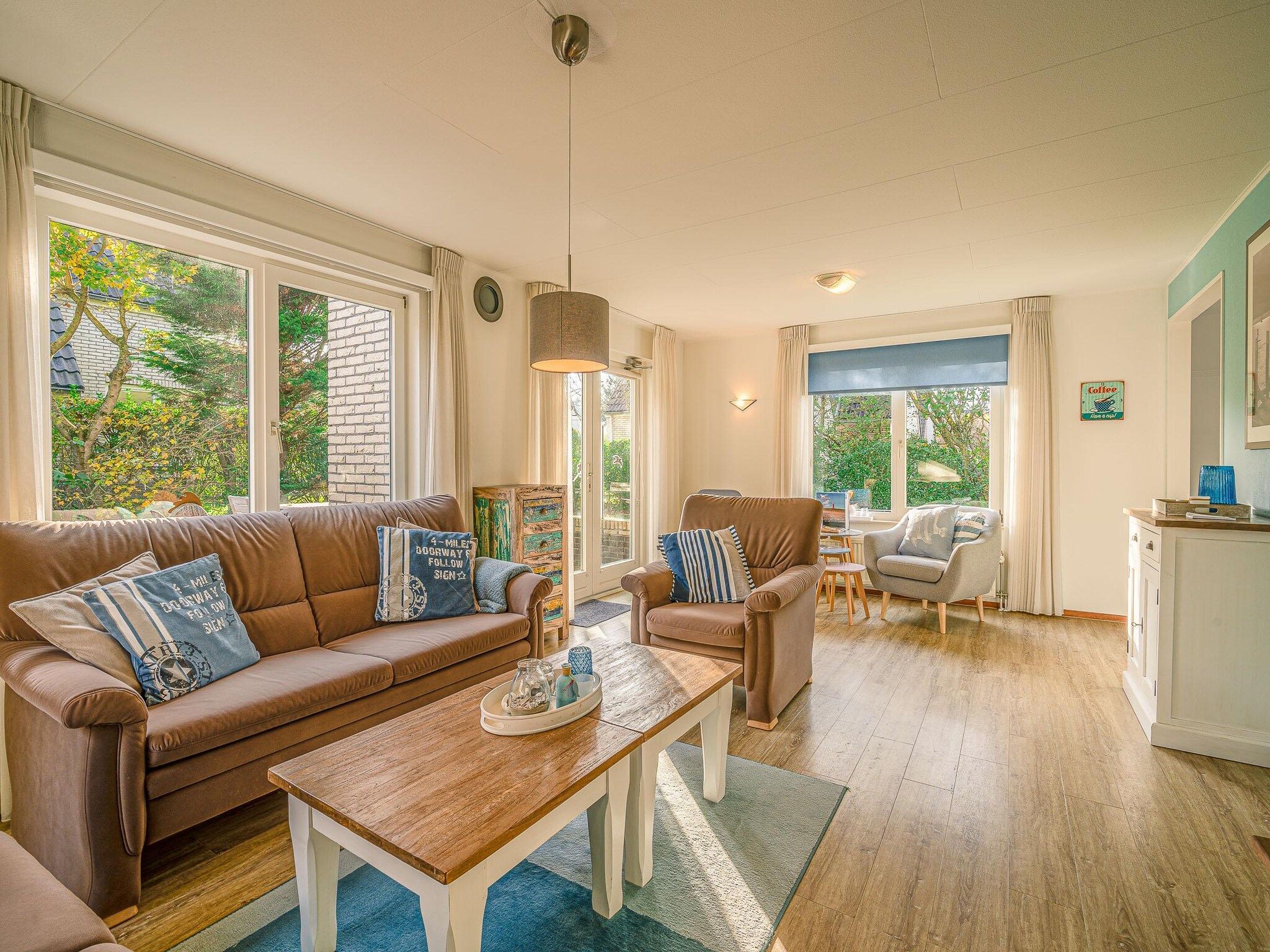 De woonkamer van Kamperfoelie 65 in De Koog