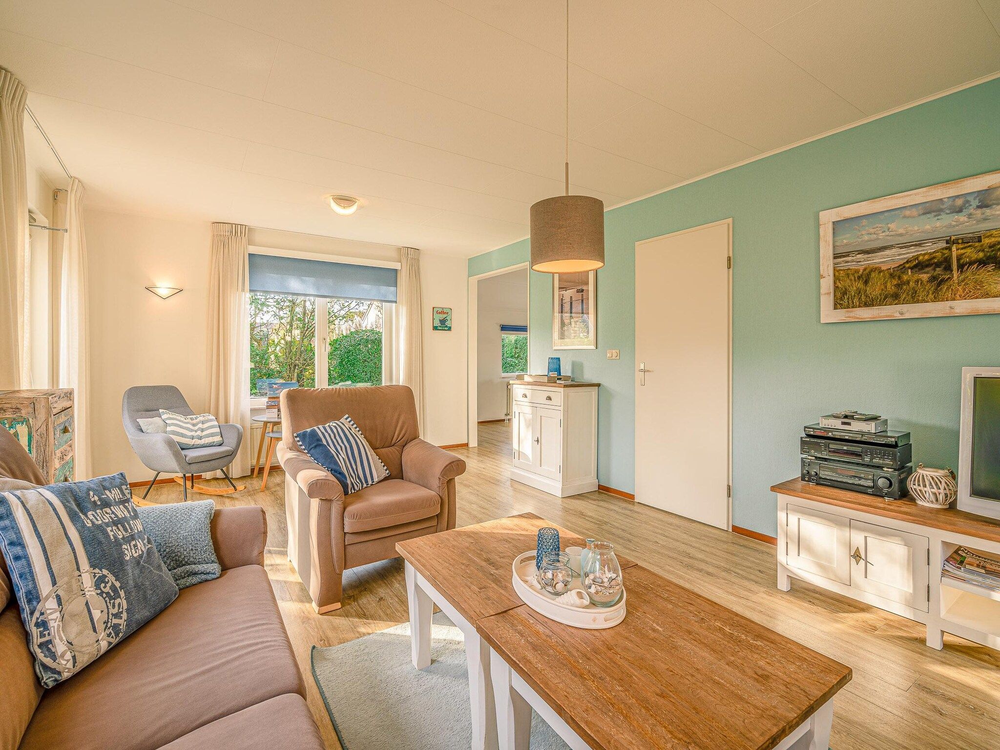 De woonkamer van Kamperfoelie 65 in De Koog