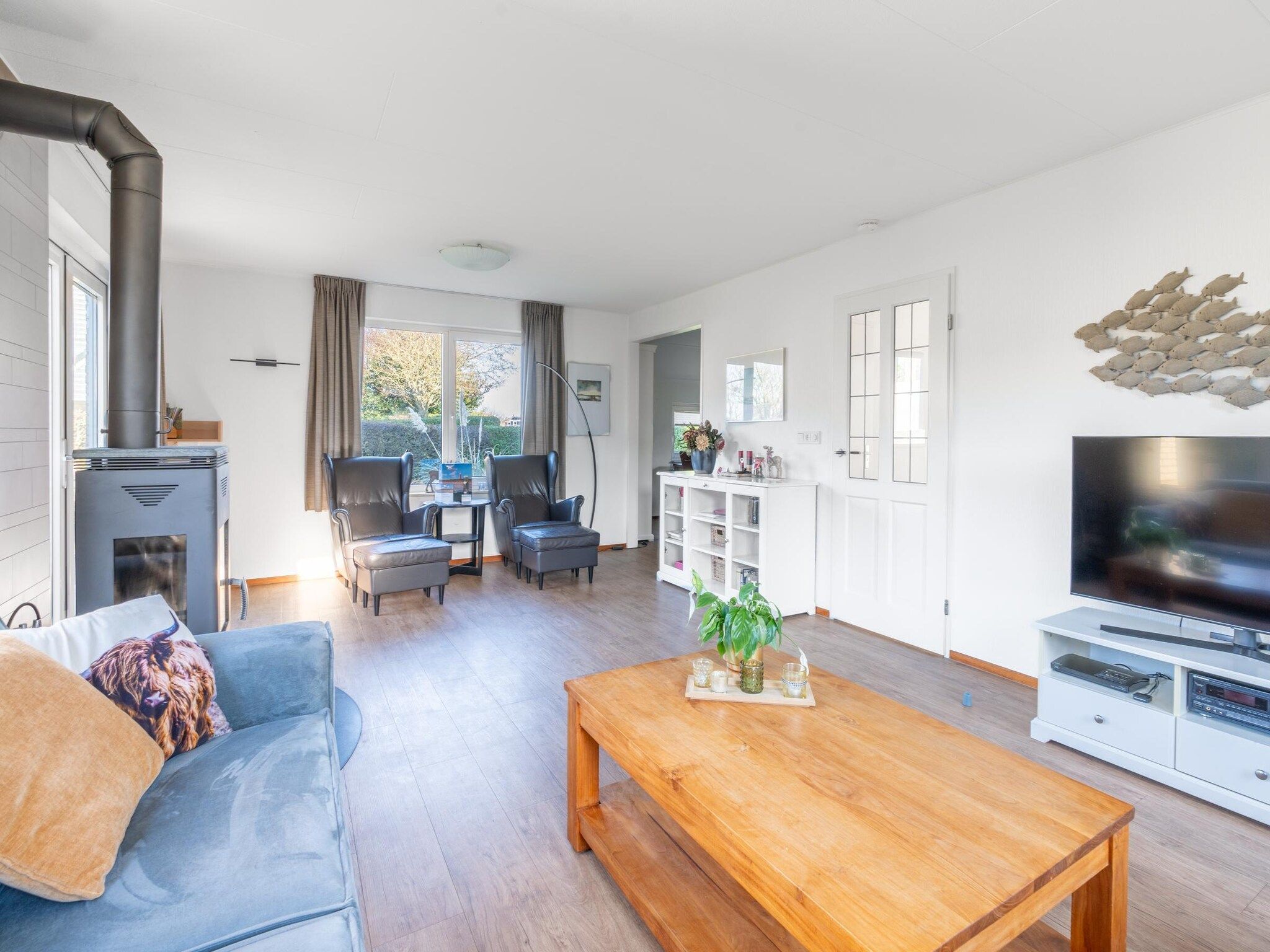 De woonkamer van Kamperfoelie 75 in De Koog