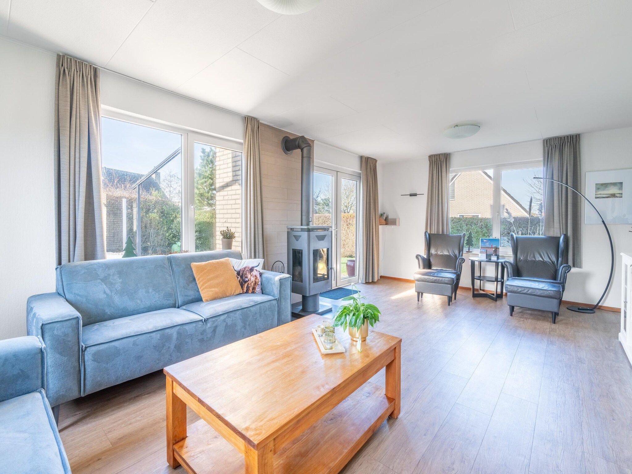 De woonkamer van Kamperfoelie 75 in De Koog