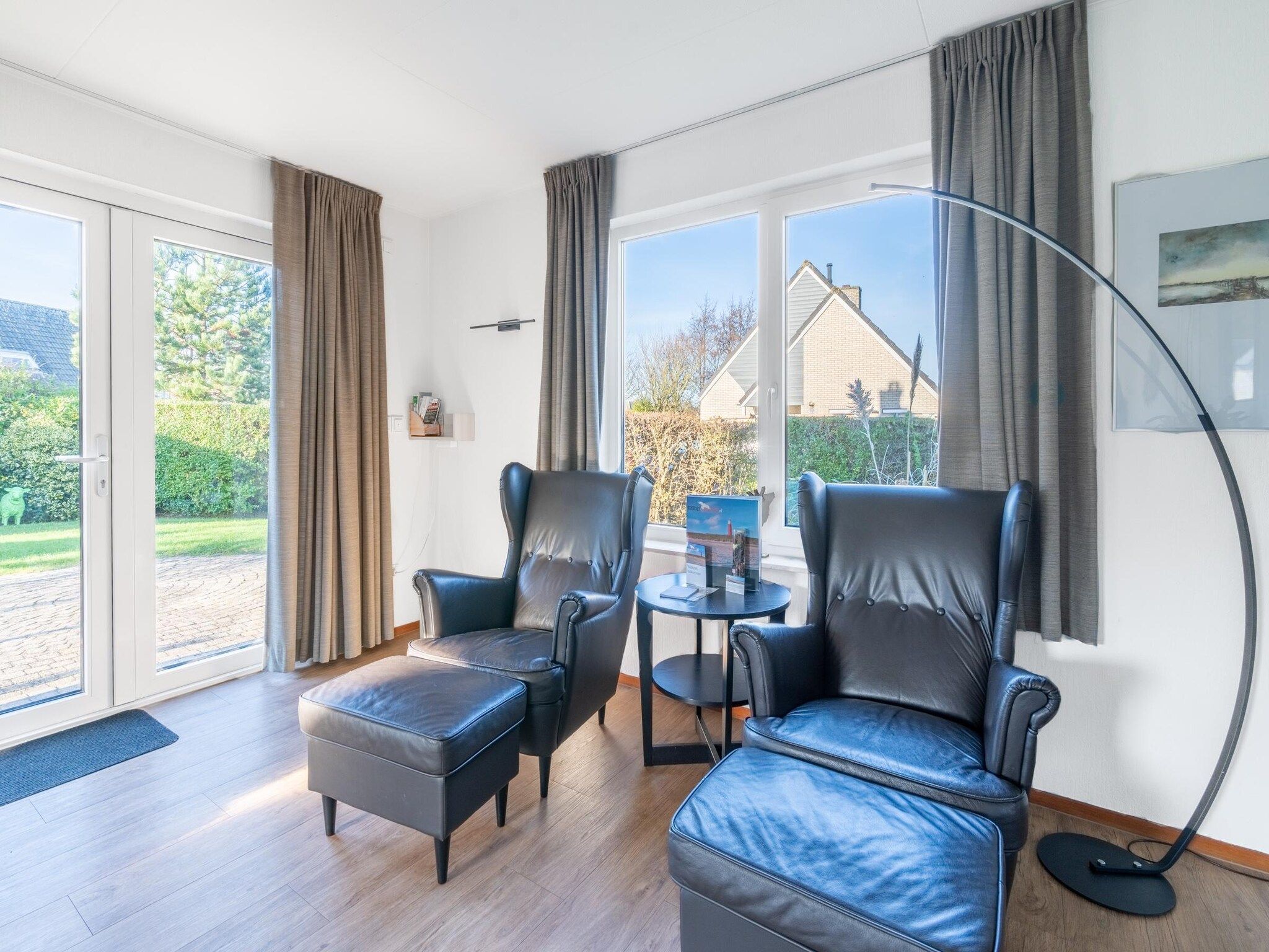 De woonkamer van Kamperfoelie 75 in De Koog