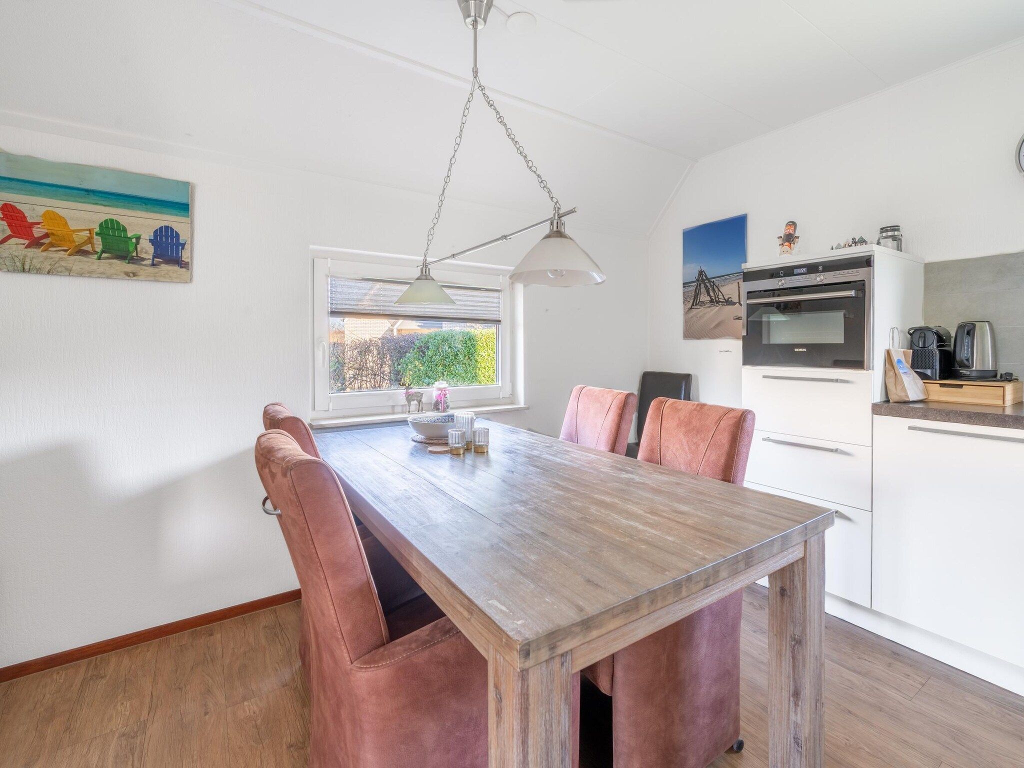 De eetkamer van Kamperfoelie 75 in De Koog