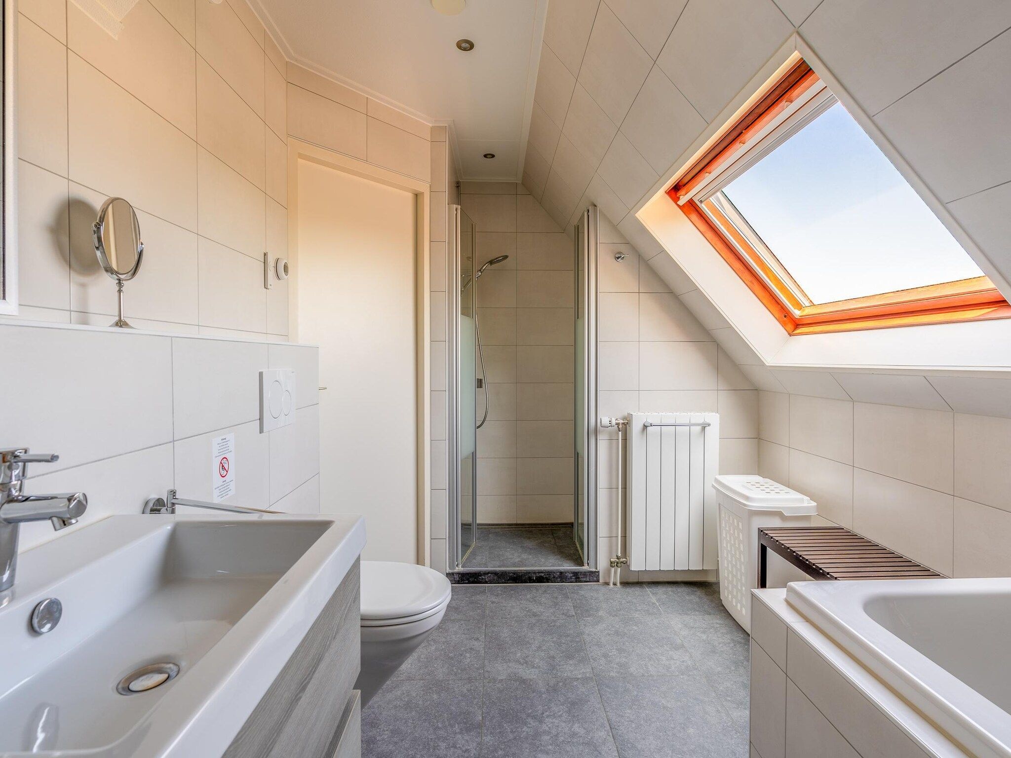 De badkamer van Kamperfoelie 75 in De Koog