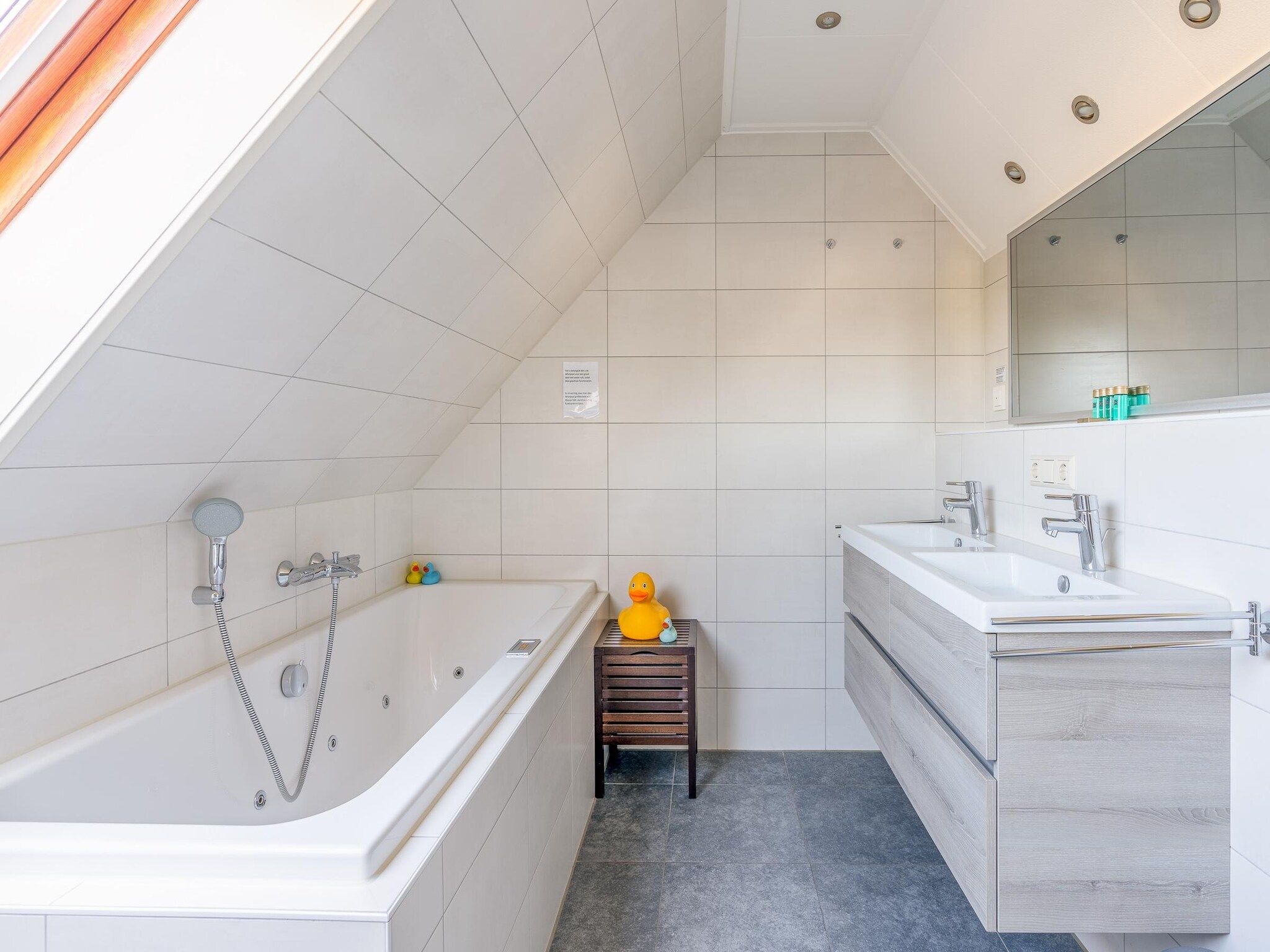 De badkamer van Kamperfoelie 75 in De Koog