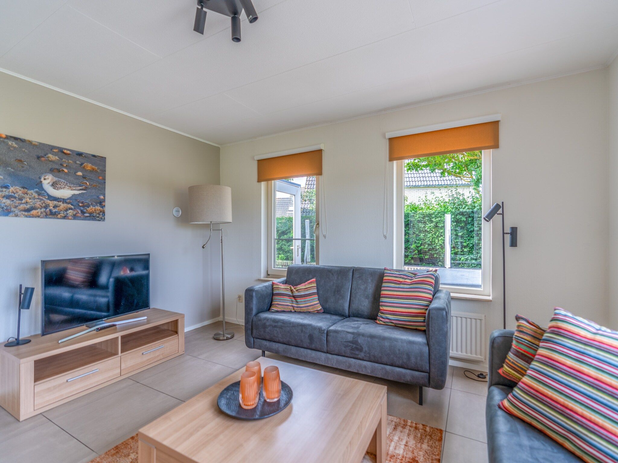 De woonkamer van Kamperfoelie 69 in De Koog