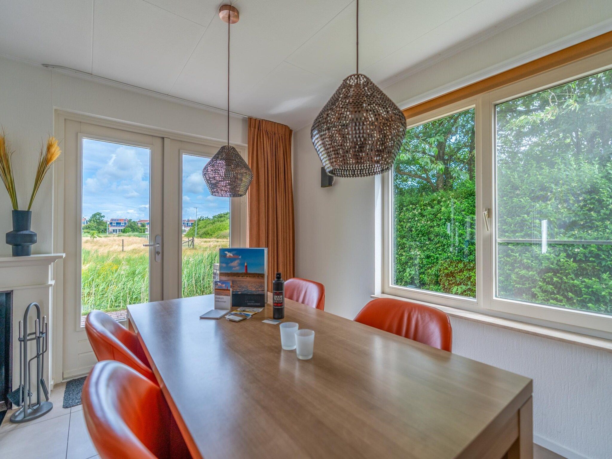 De eetkamer van Kamperfoelie 69 in De Koog