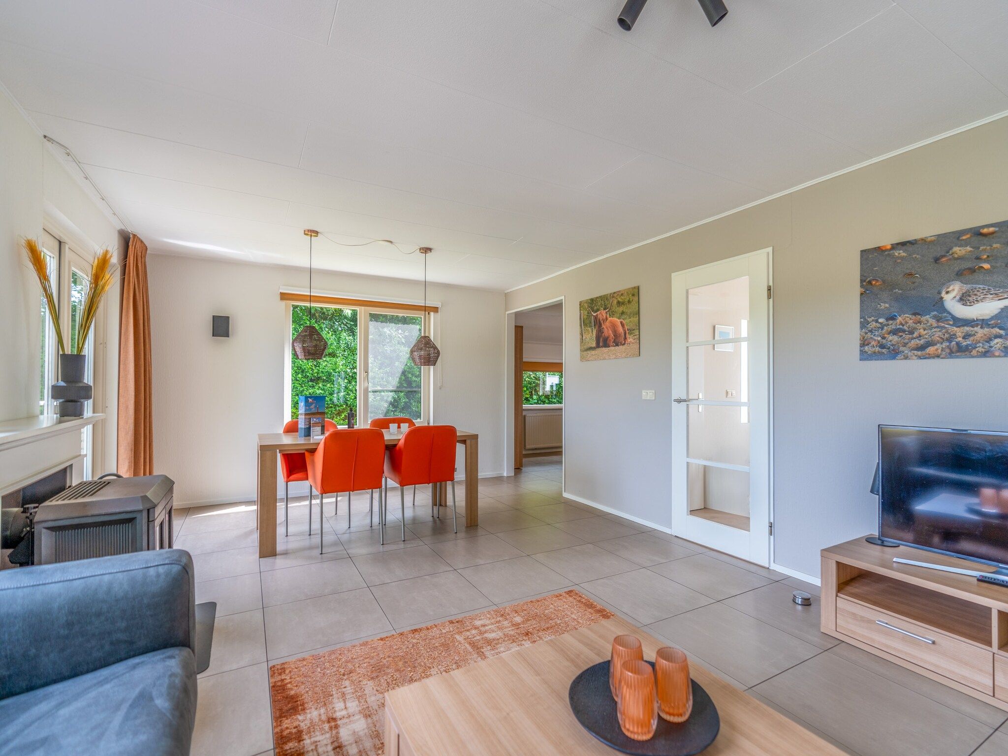 De eetkamer van Kamperfoelie 69 in De Koog