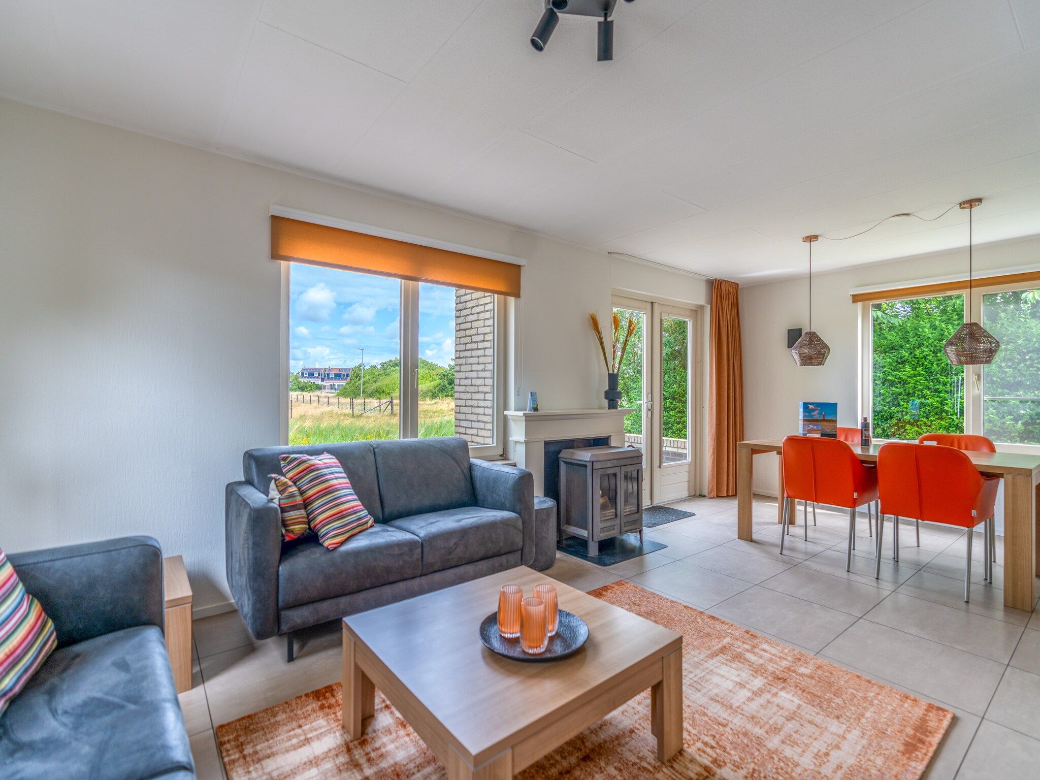 De woonkamer van Kamperfoelie 69 in De Koog