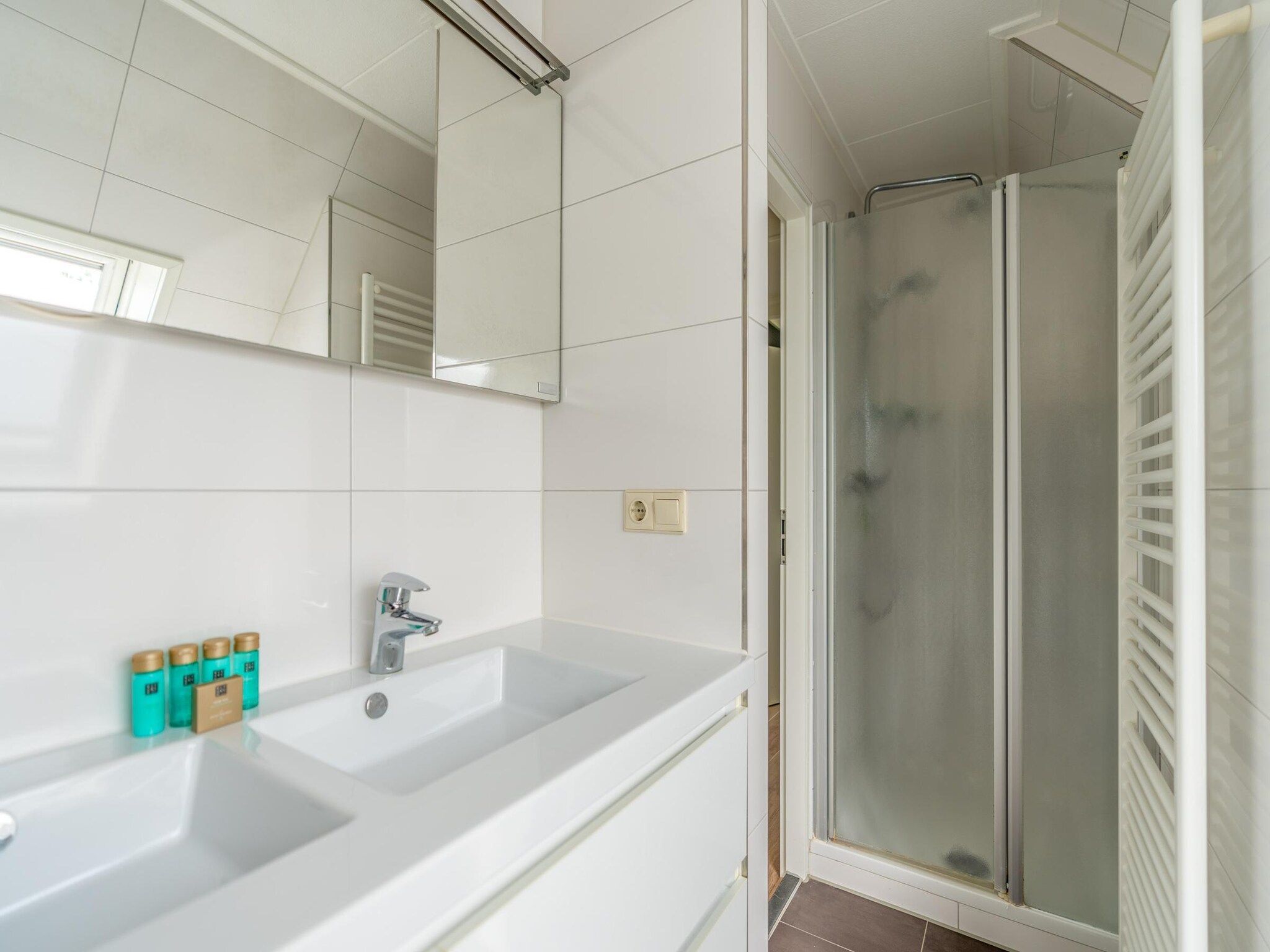 De badkamer van Kamperfoelie 69 in De Koog