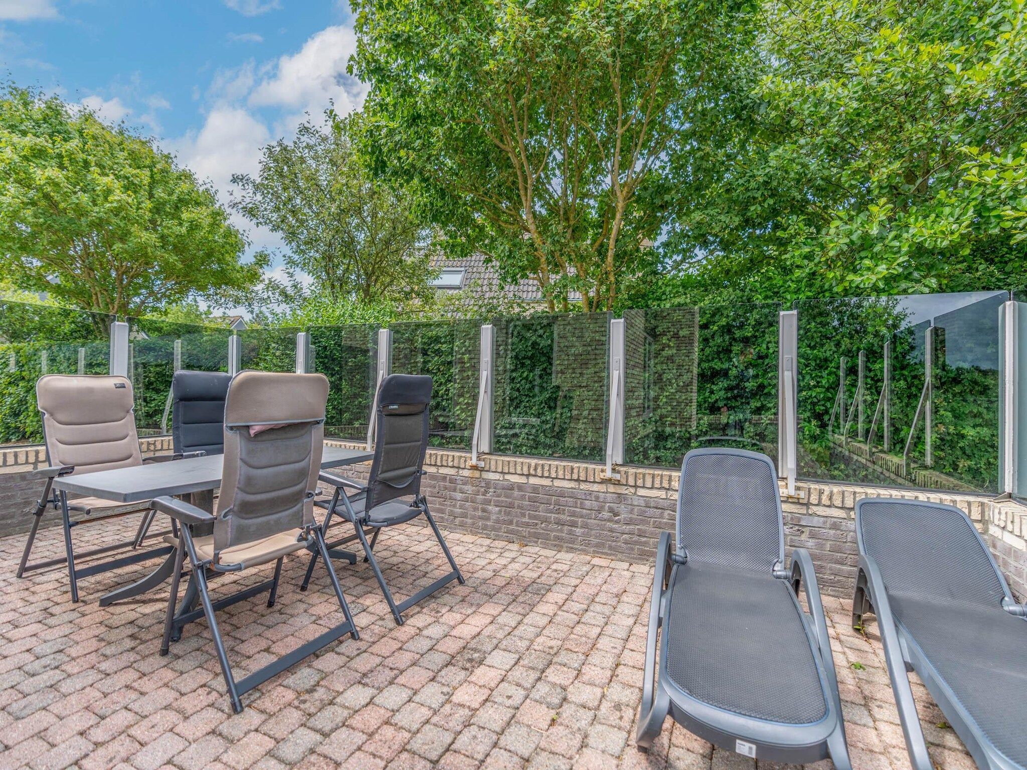 Het terras van Kamperfoelie 69 in De Koog