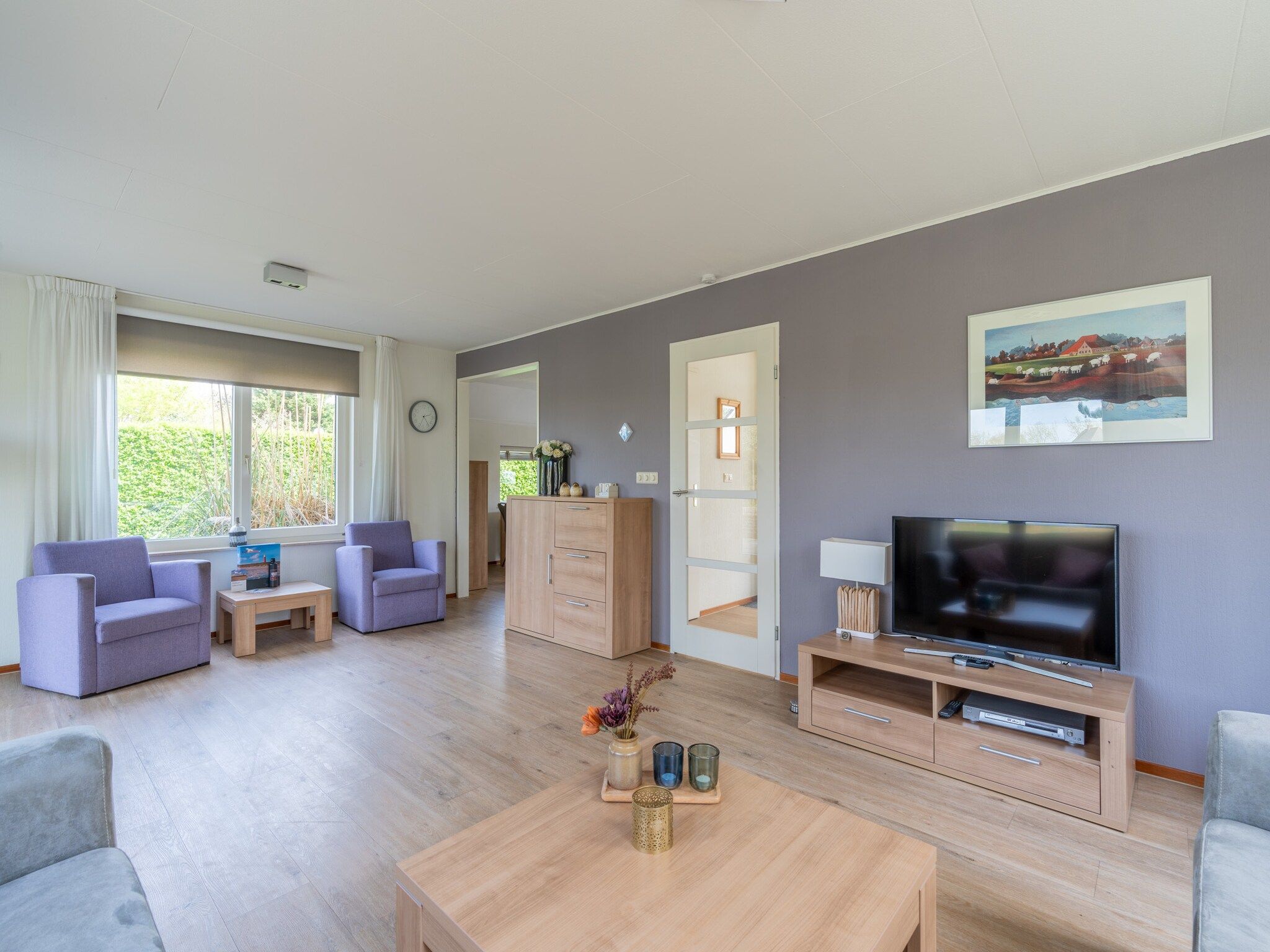 De woonkamer van Kamperfoelie 63 in De Koog