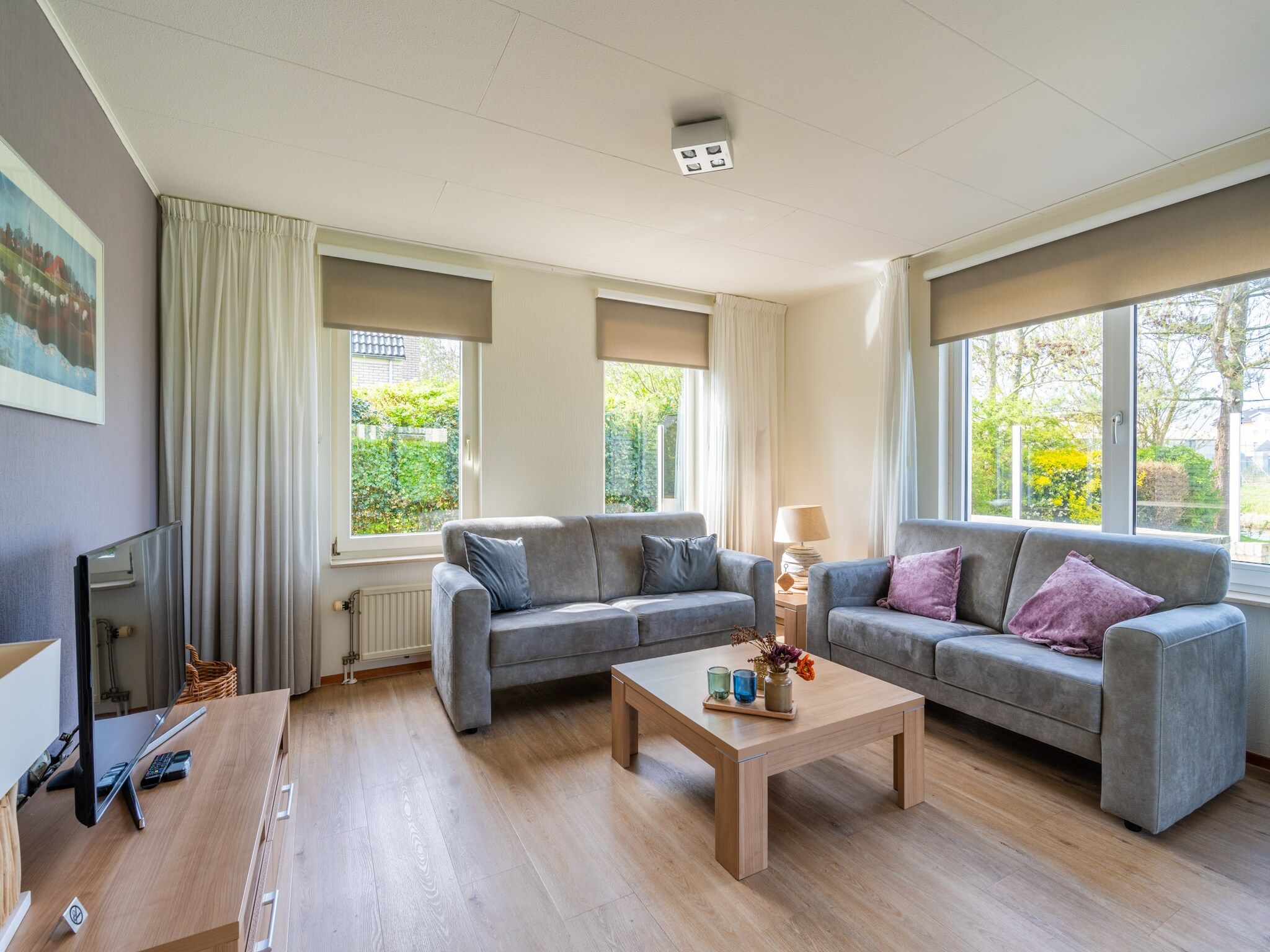 De woonkamer van Kamperfoelie 63 in De Koog