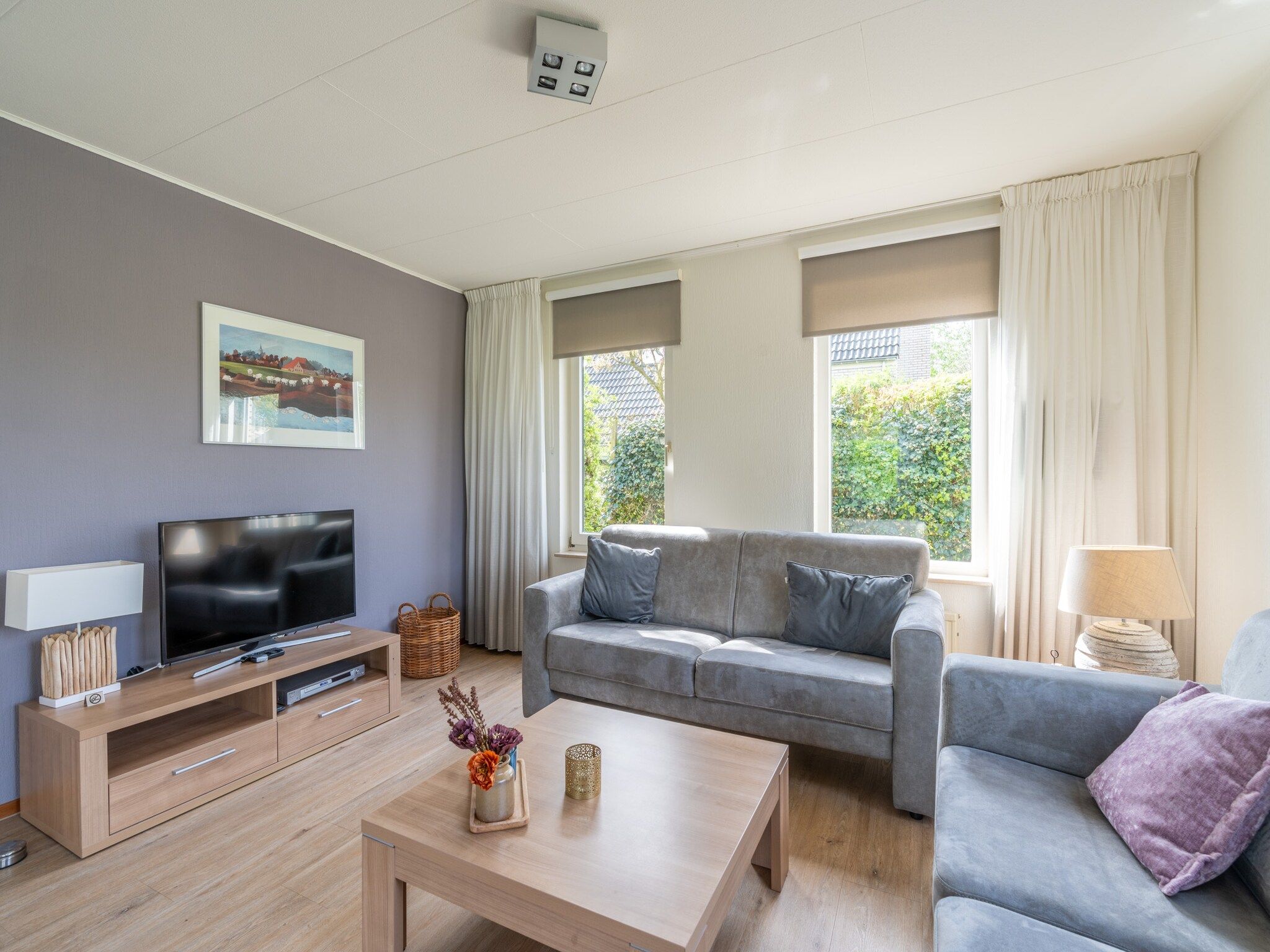 De woonkamer van Kamperfoelie 63 in De Koog