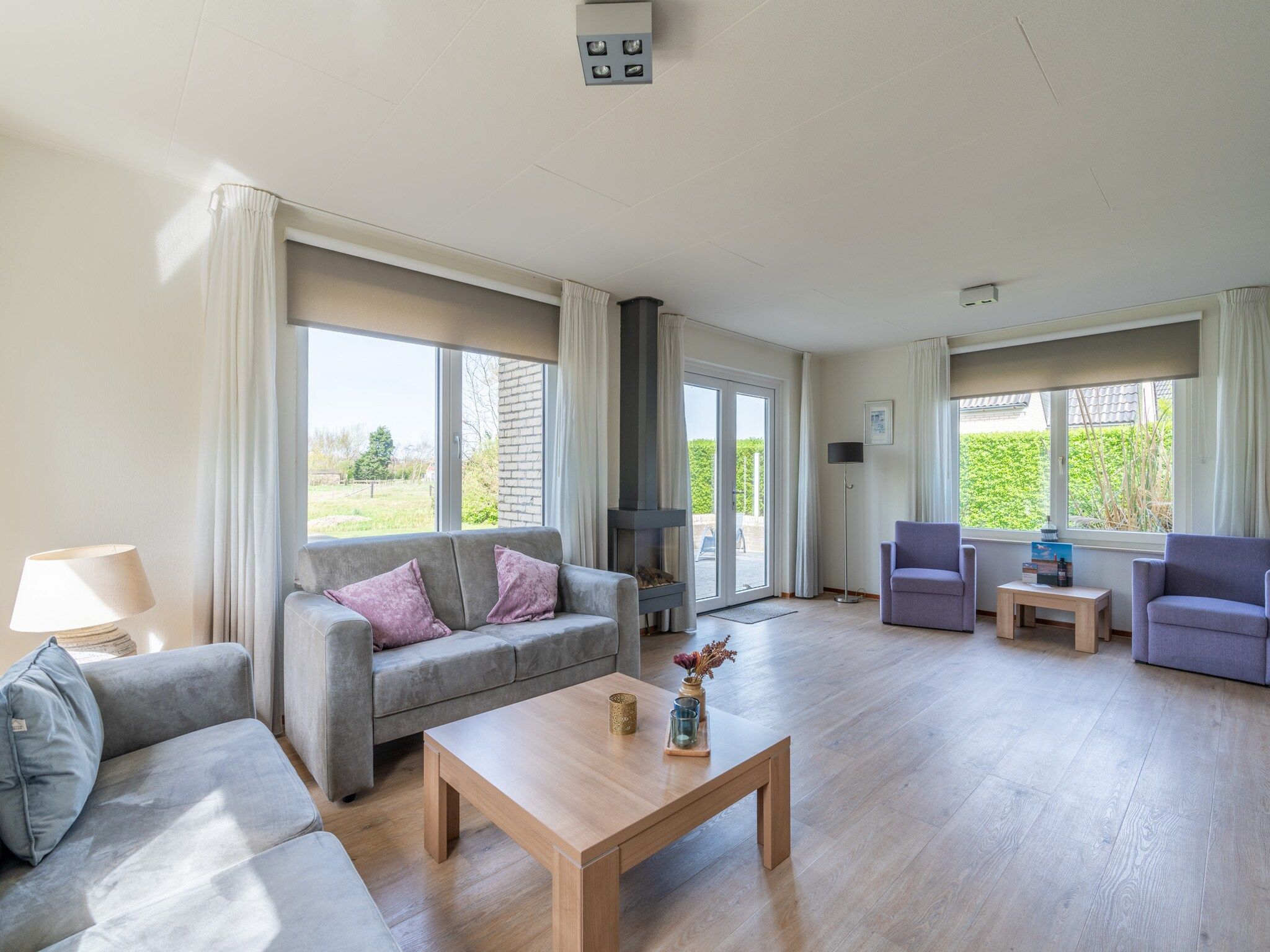 De woonkamer van Kamperfoelie 63 in De Koog