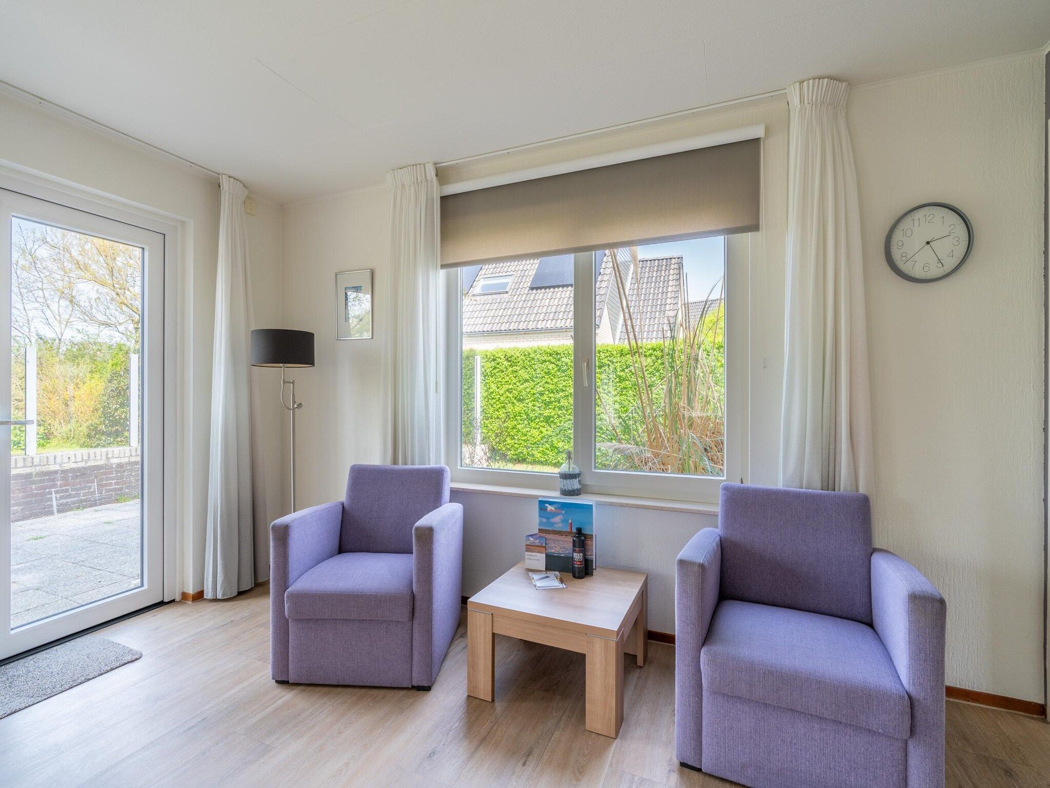 De woonkamer van Kamperfoelie 63 in De Koog