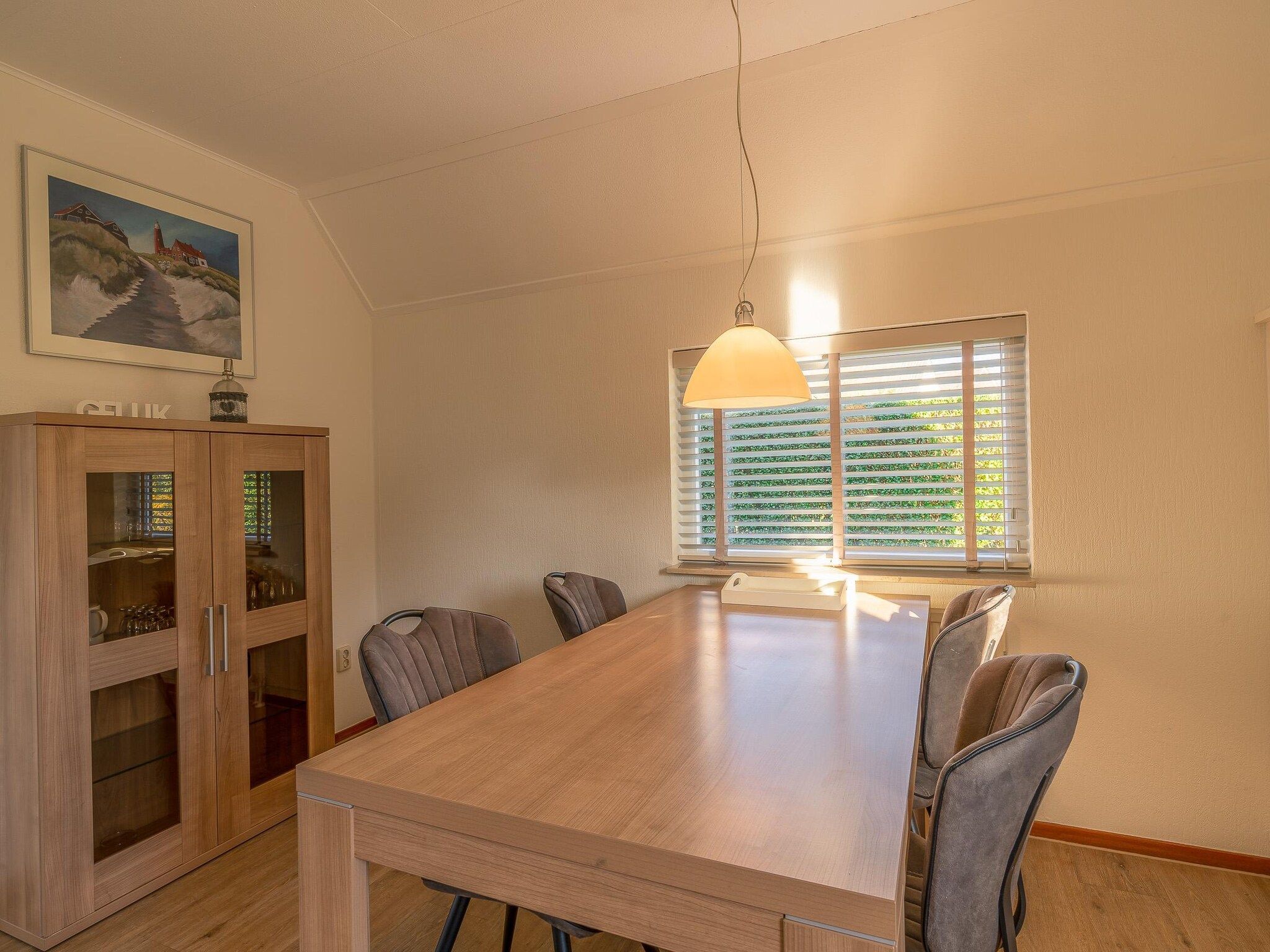 De eetkamer van Kamperfoelie 63 in De Koog