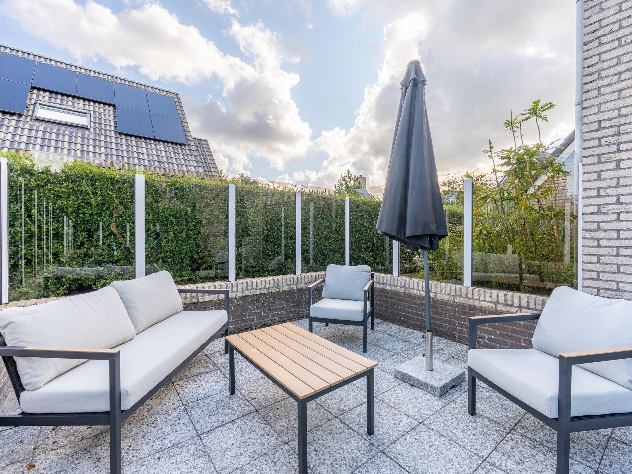 Het terras van Kamperfoelie 63 in De Koog