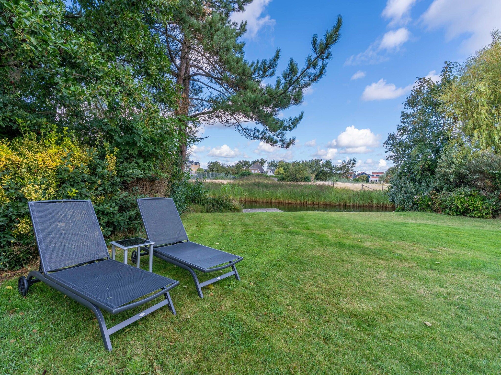 De tuin van Kamperfoelie 63 in De Koog