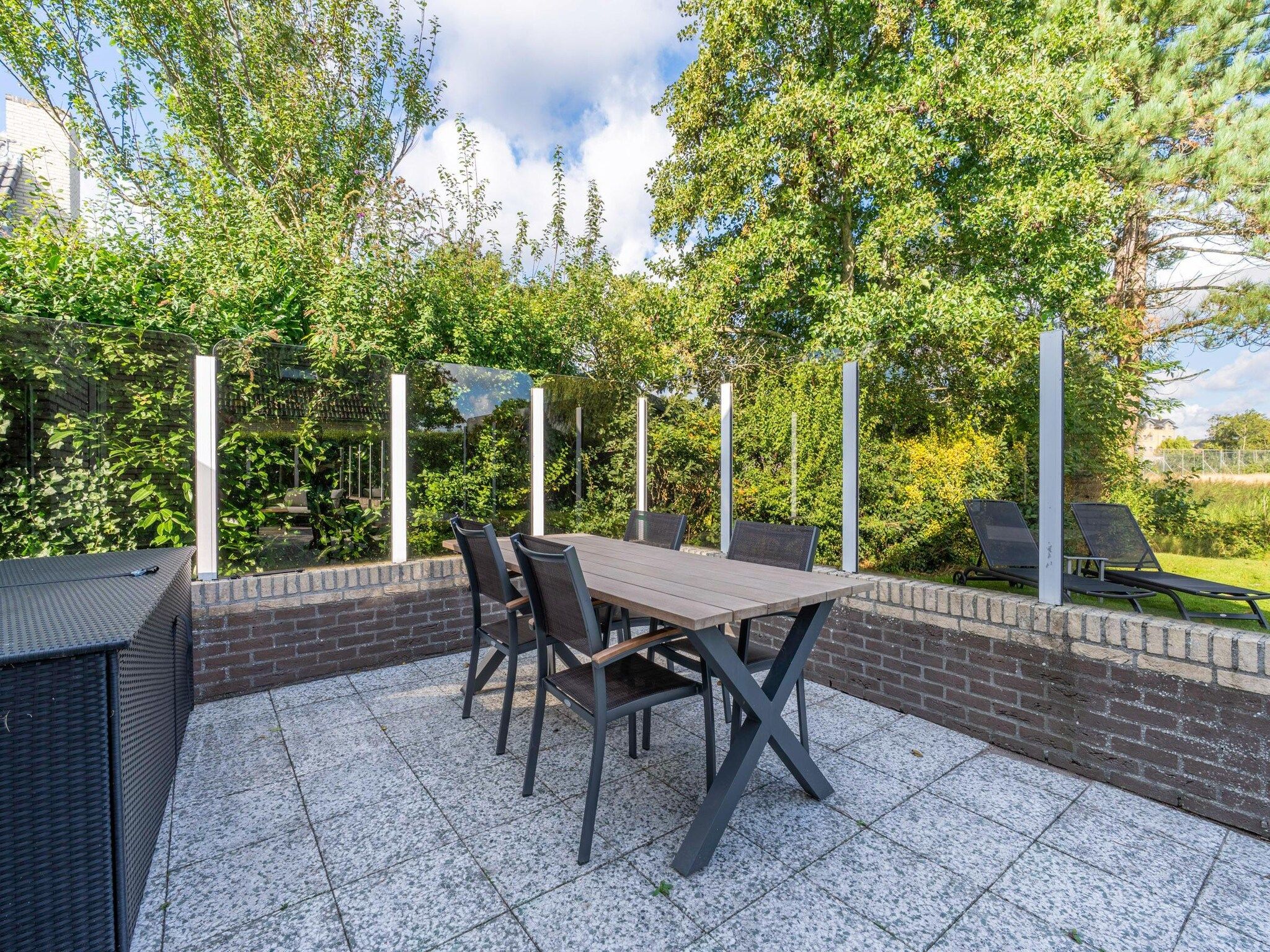 Het terras van Kamperfoelie 63 in De Koog