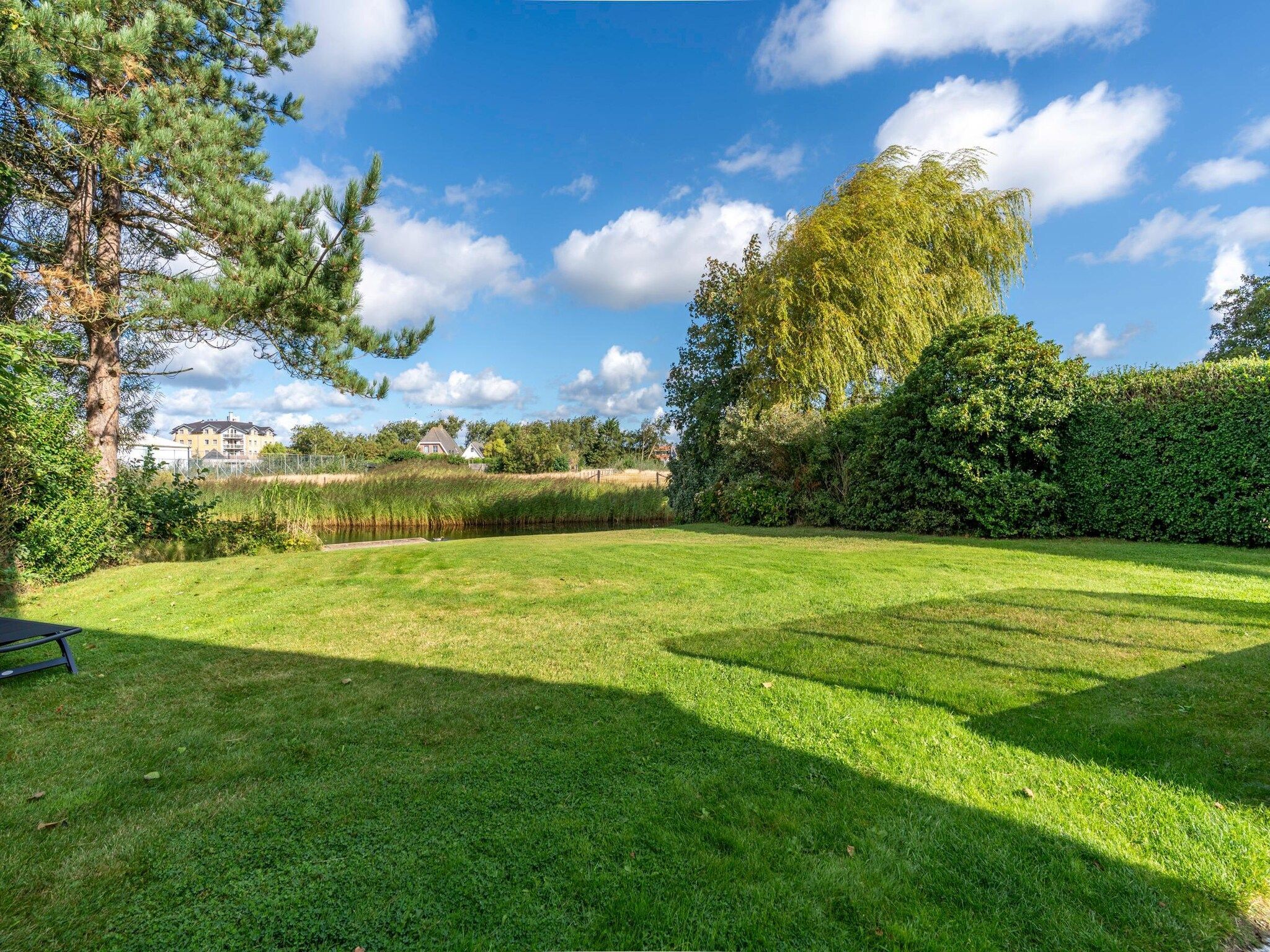 De tuin van Kamperfoelie 63 in De Koog