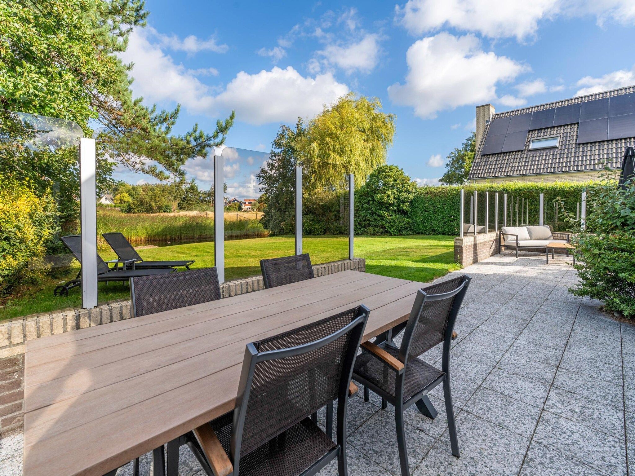 Het terras van Kamperfoelie 63 in De Koog