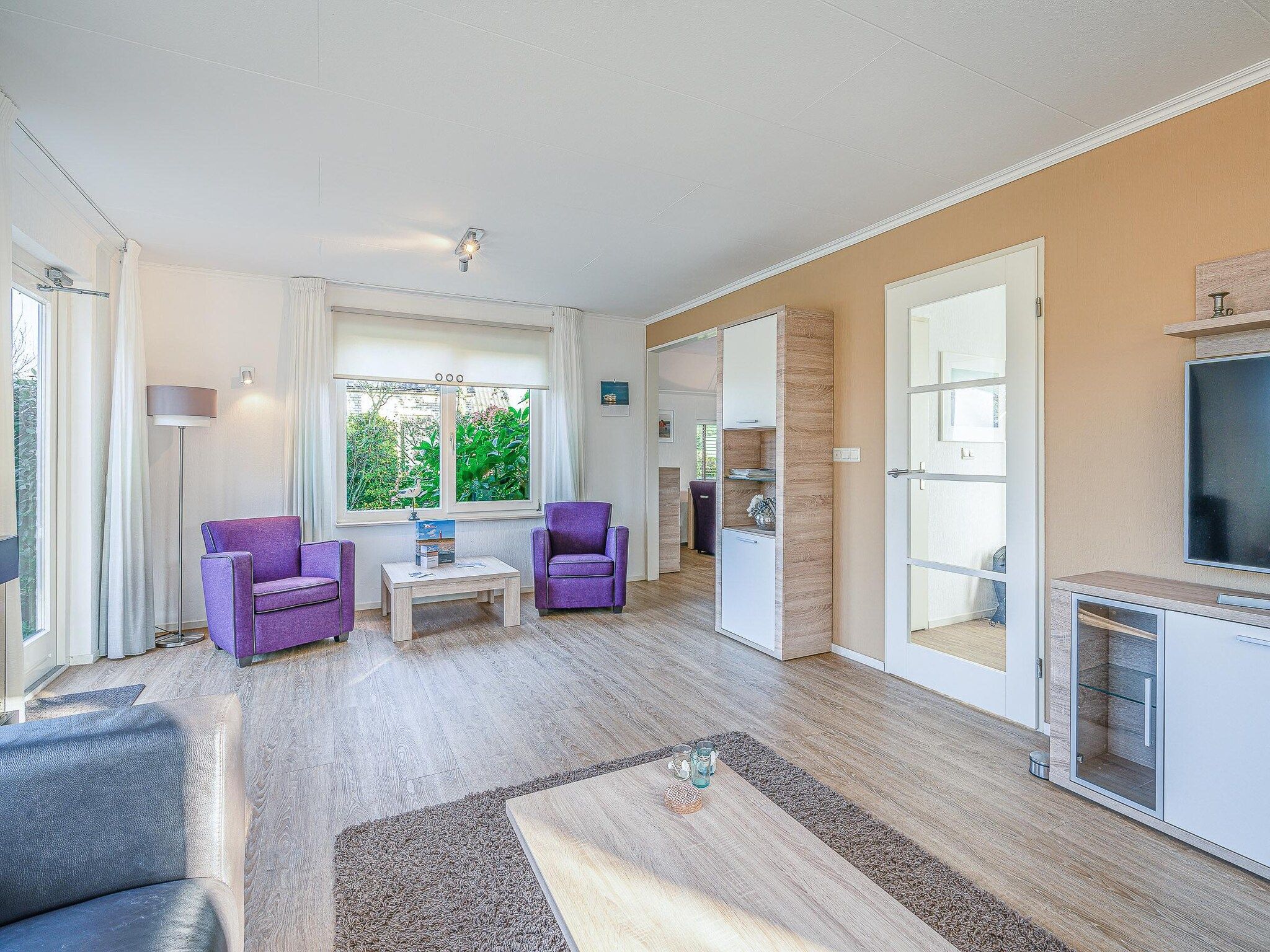 De woonkamer van Kamperfoelie 59 in De Koog