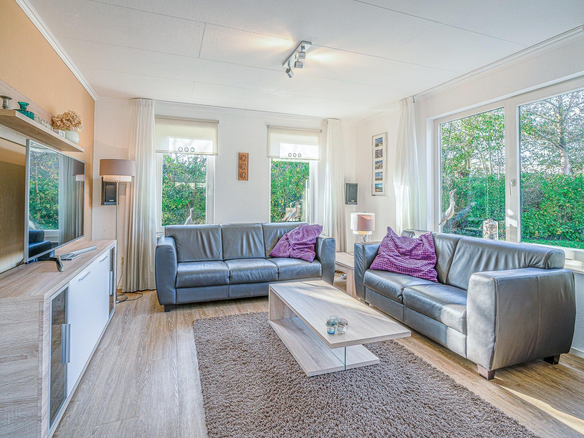 De woonkamer van Kamperfoelie 59 in De Koog