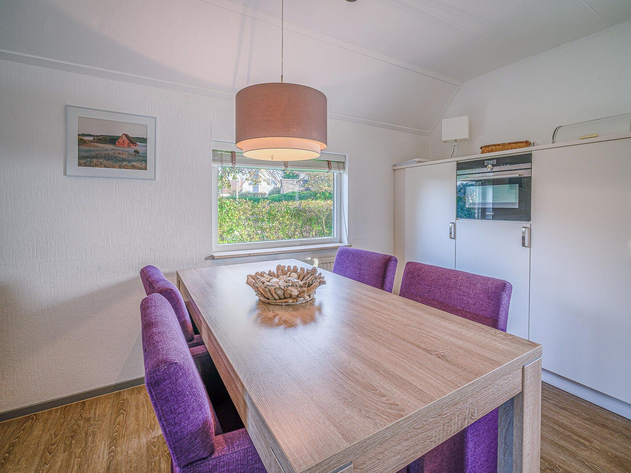 De woonkamer van Kamperfoelie 59 in De Koog