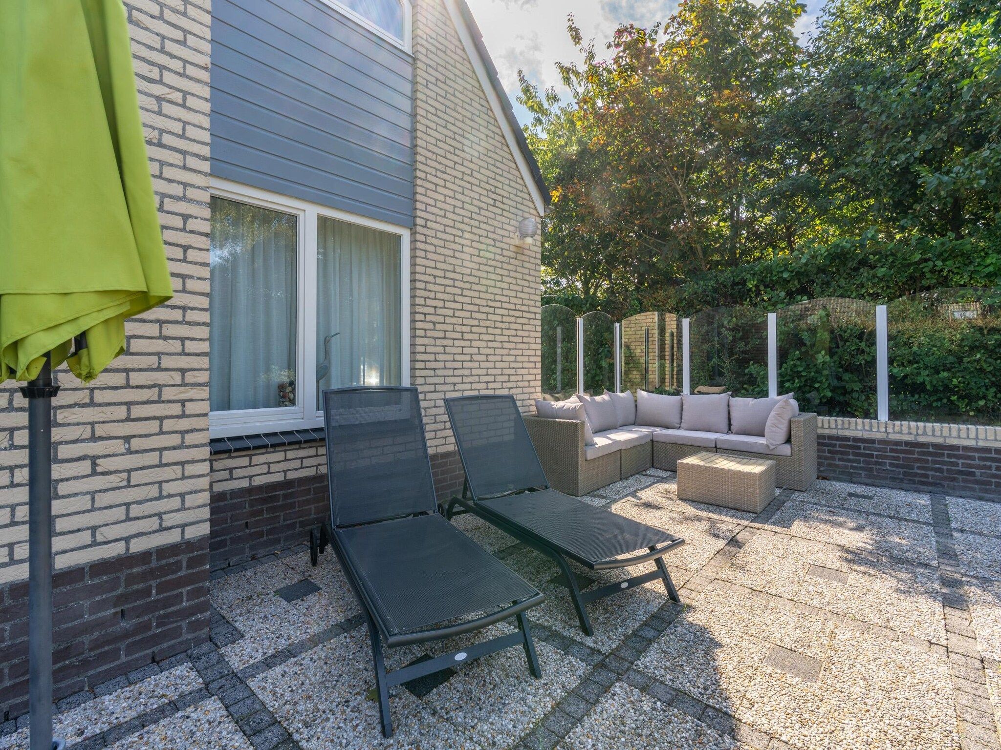 Het terras van Kamperfoelie 59 in De Koog
