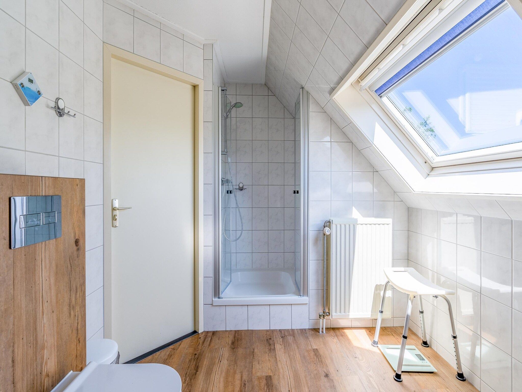 De badkamer van Kamperfoelie 59 in De Koog