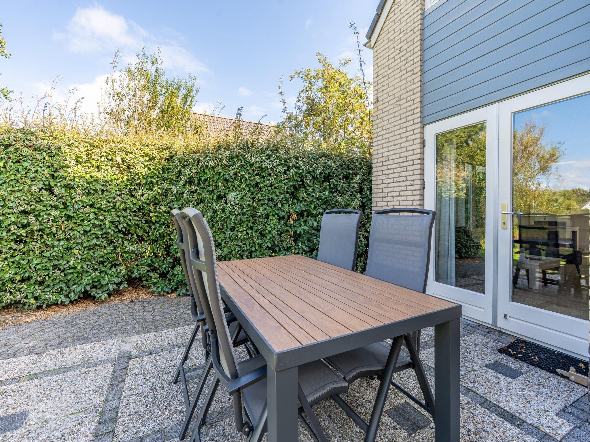 Het terras van Kamperfoelie 59 in De Koog