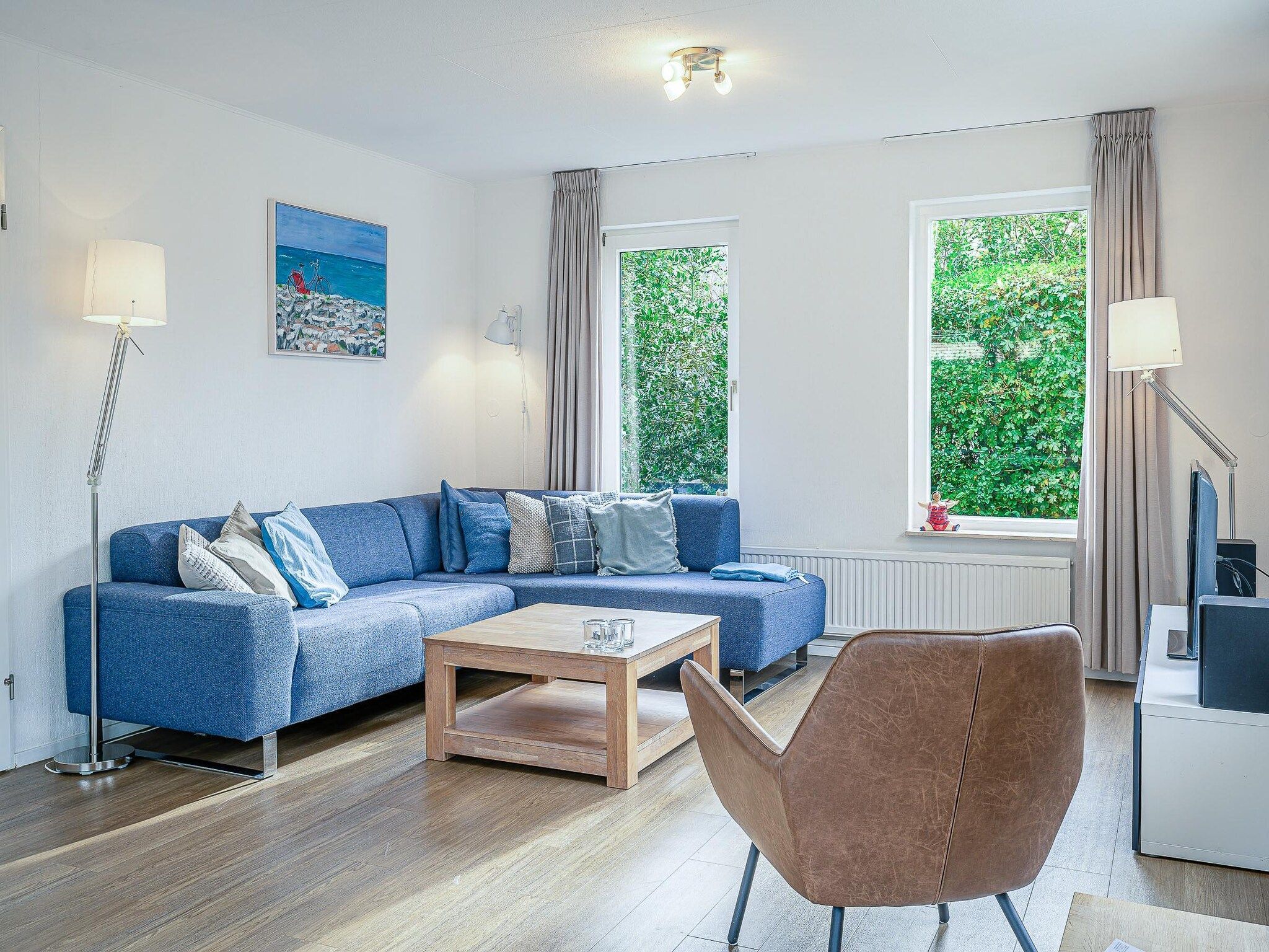 De woonkamer van Kamperfoelie 37 in De Koog