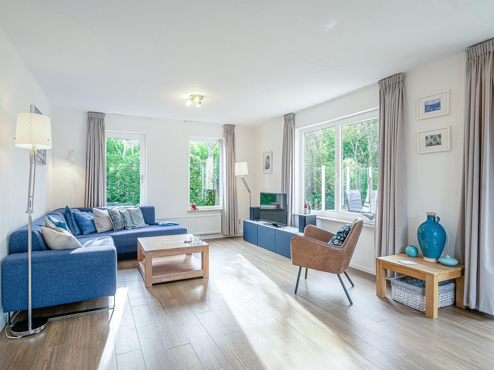 De woonkamer van Kamperfoelie 37 in De Koog