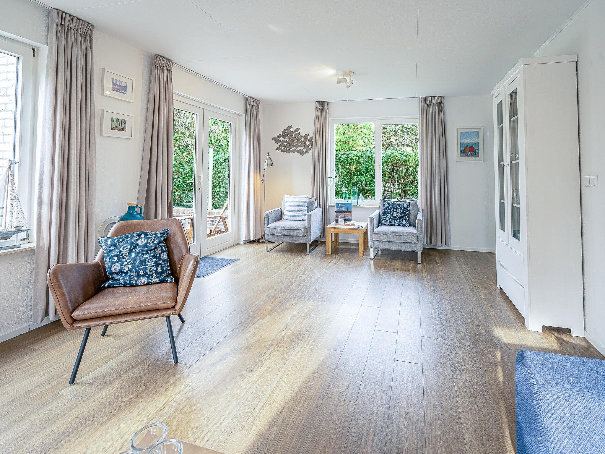 De woonkamer van Kamperfoelie 37 in De Koog